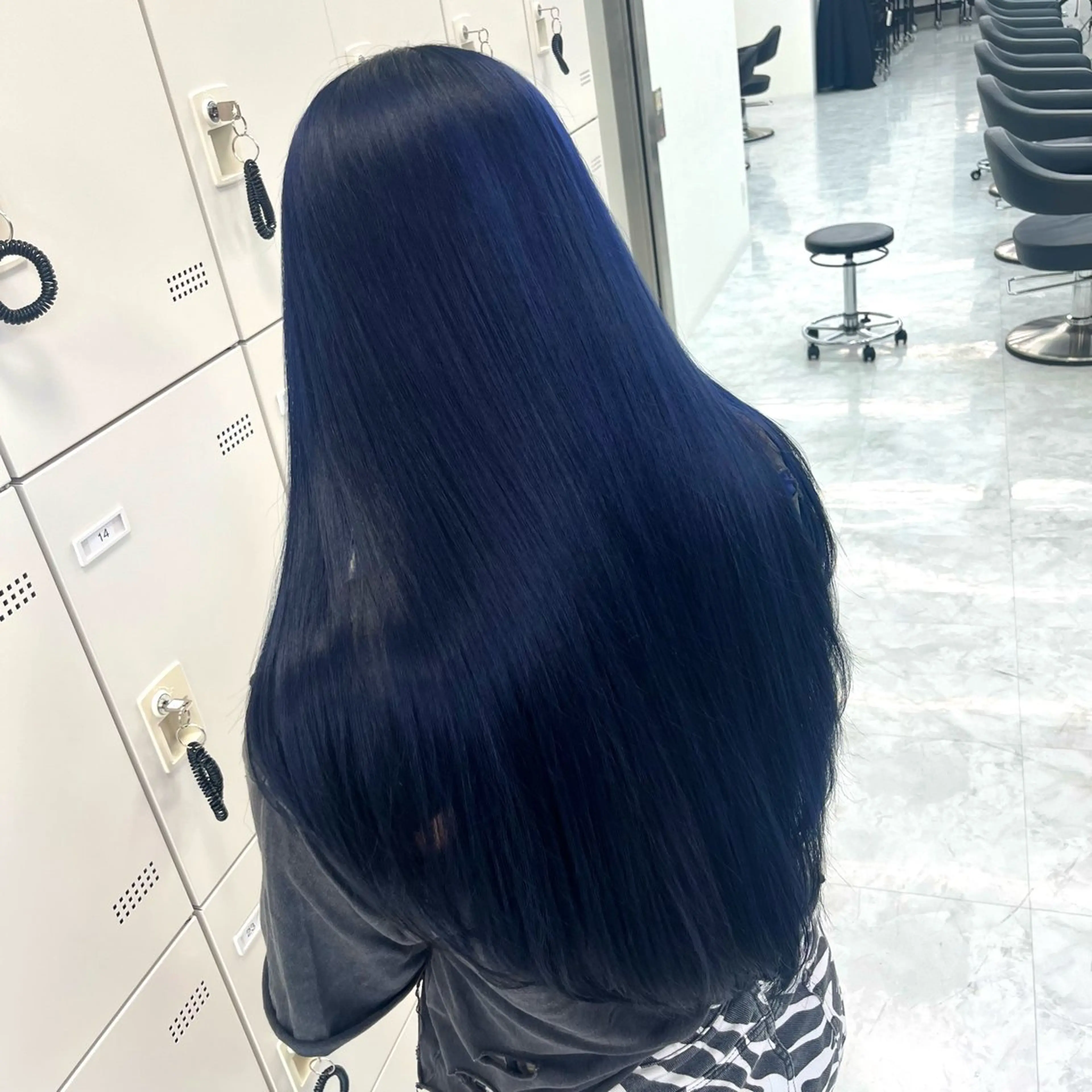 セミロング カラー アッシュ ブリーチ ブルーカラー ブルーアッシュ ブルーラベンダー ヘアカラー トリートメント 天神/ケアブリーチ/ 髪質改善/上質艶髪のヘアスタイル