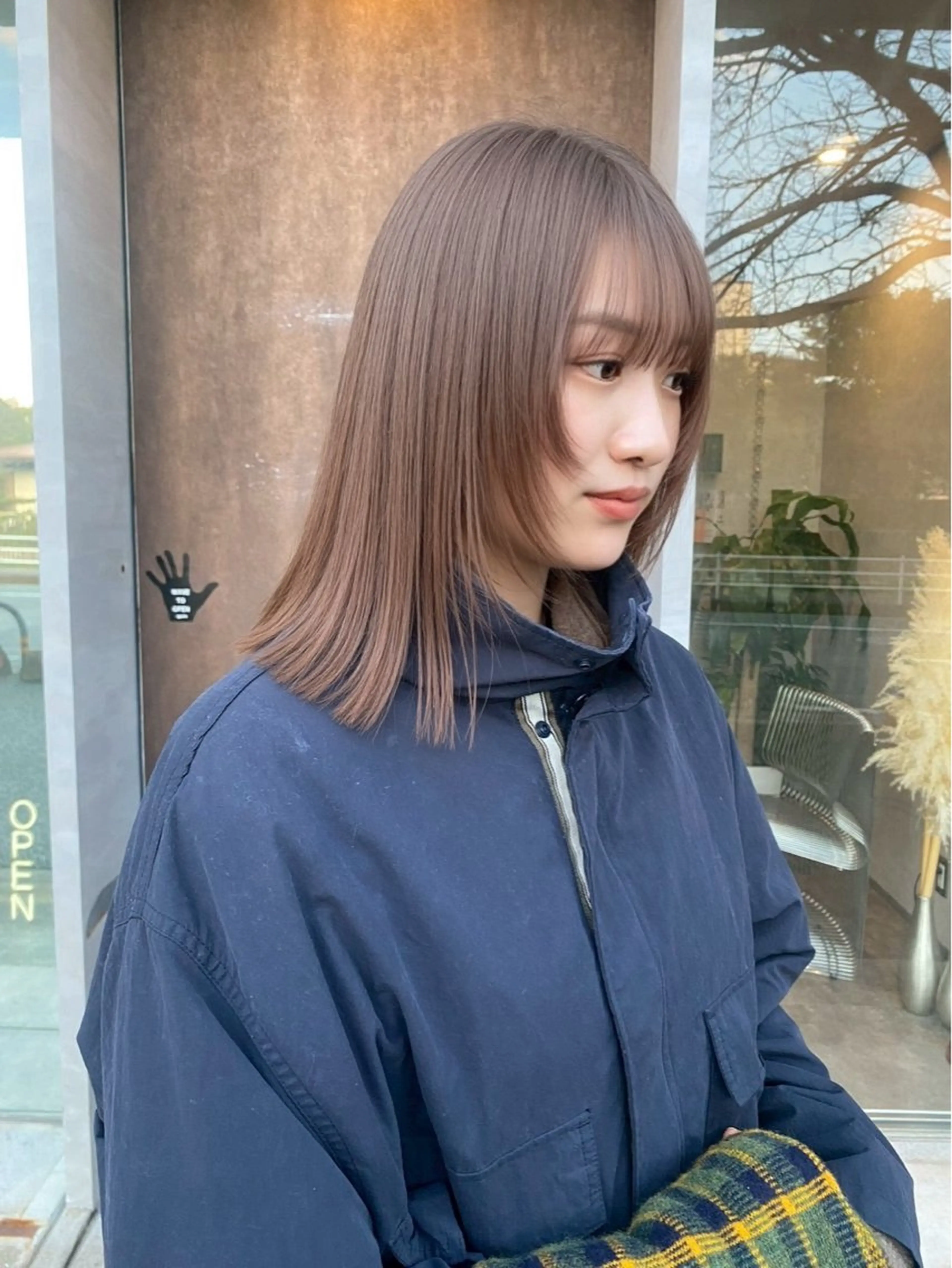 ミディアム カラー ベージュカラー ブリーチ ミルクティーベージュ 顔まわりレイヤー 顔周りカット カット ヘアカラー トリートメント qpula クプラのヘアスタイル