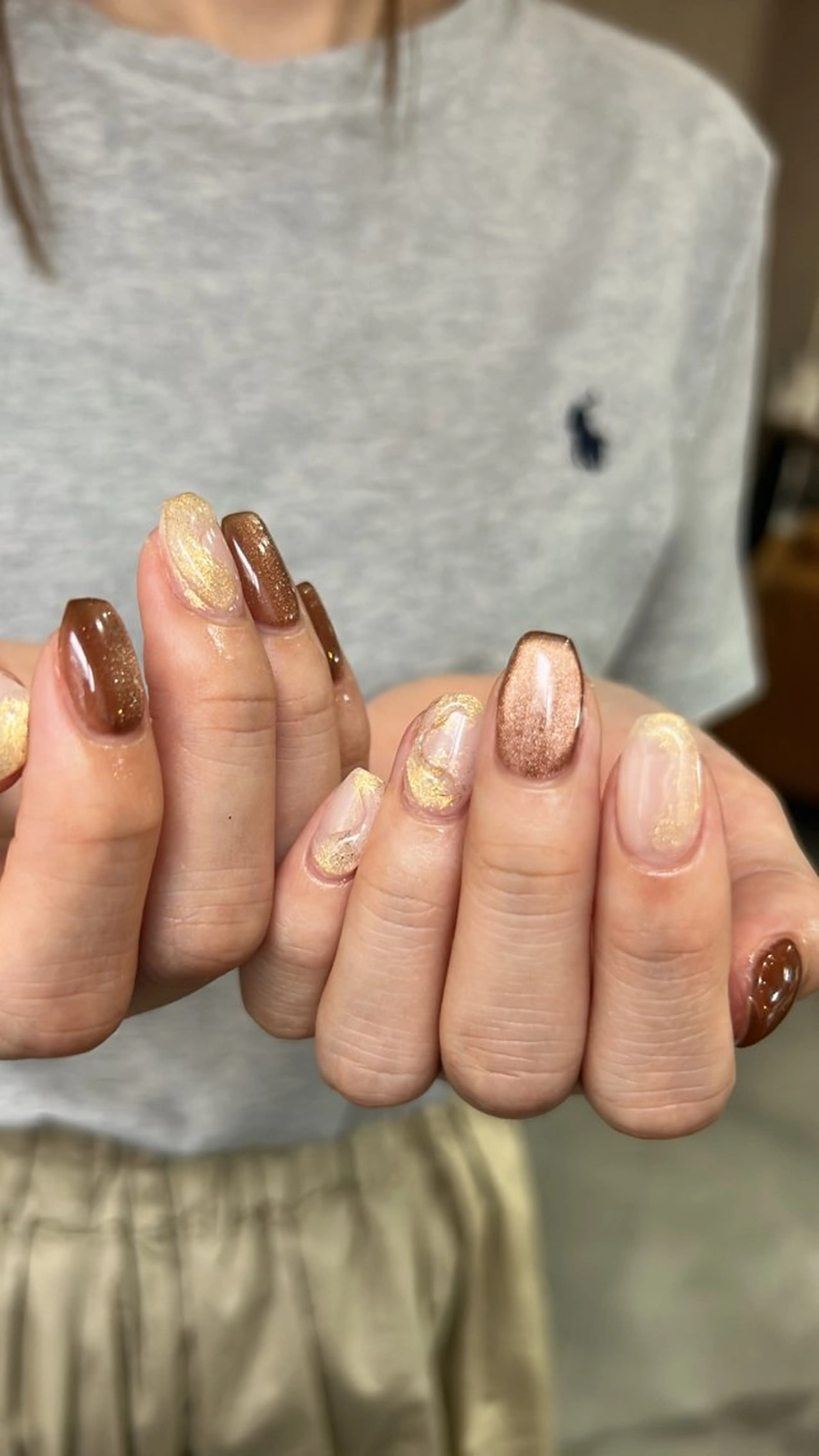 ネイル ブラウン ゴールド マグネットネイル ニュアンスネイル scré as Ételのネイルデザイン