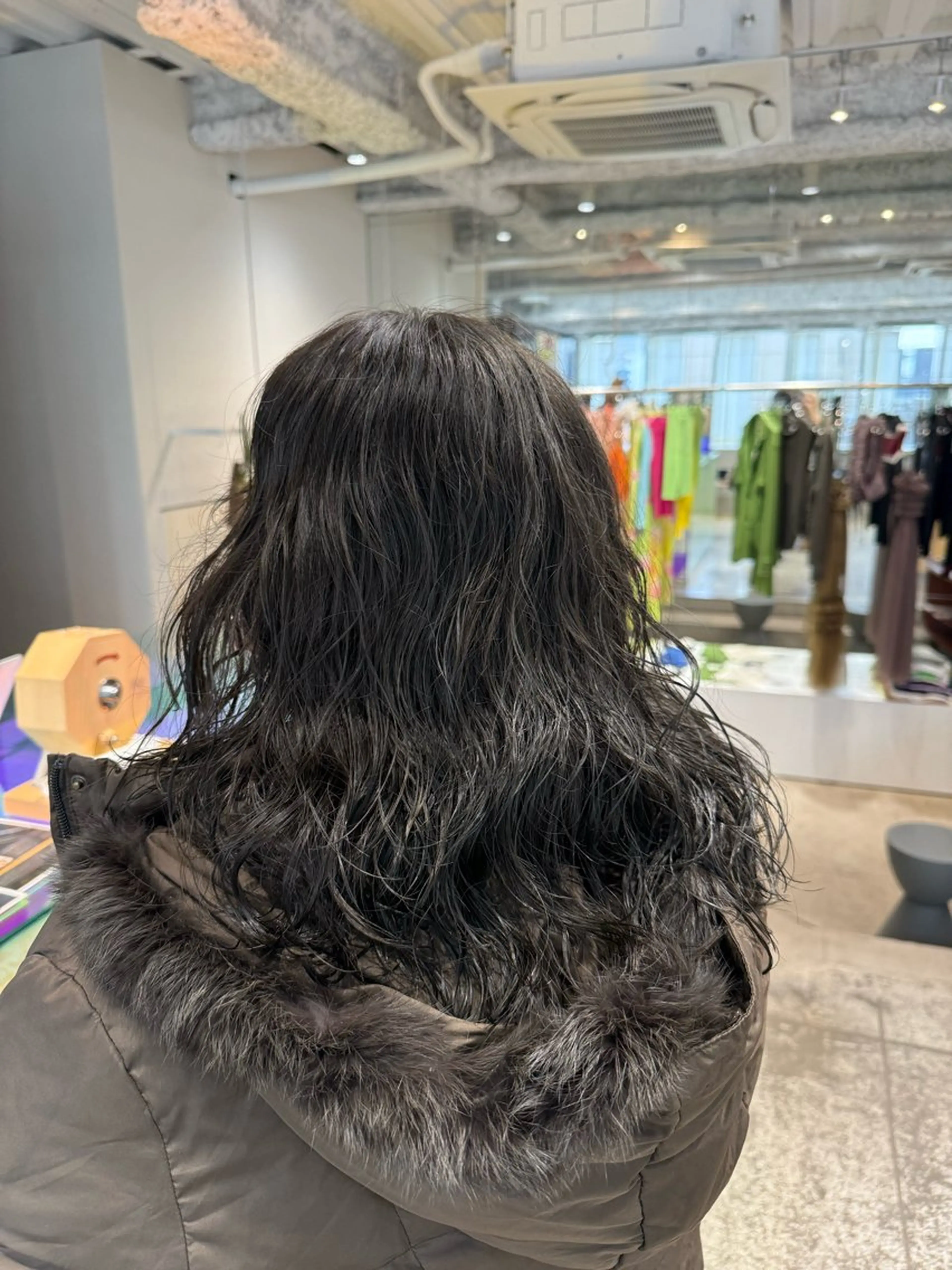 ロング カラー パーマ オリーブグレー ロング ANY Sakiのヘアスタイル