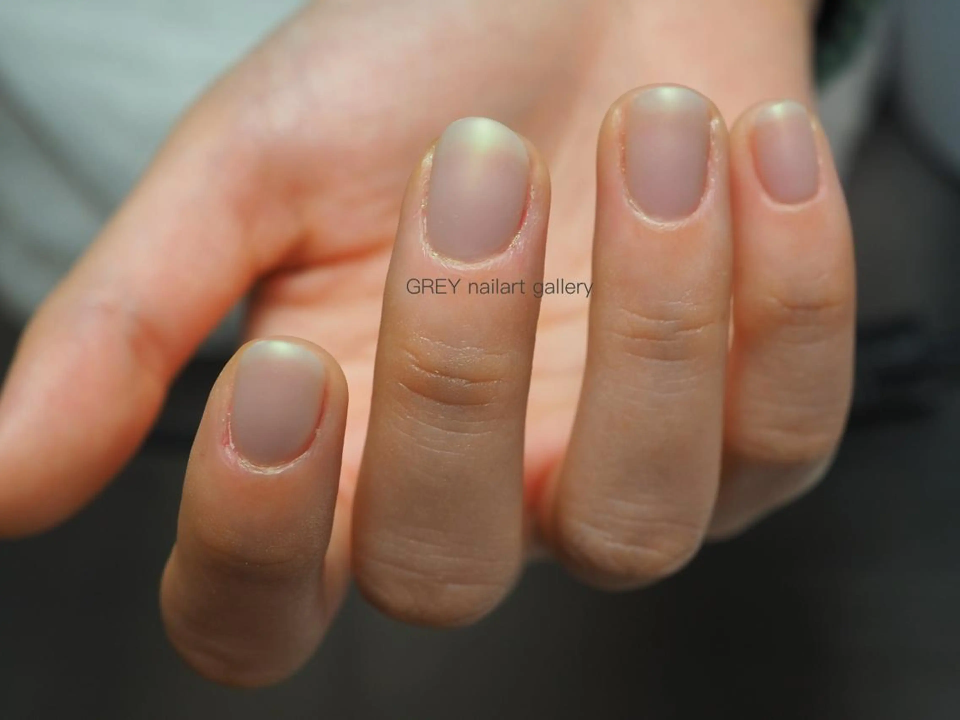 ネイル オーロラネイル ミラーネイル 【GREY】 TAIRAのネイルデザイン