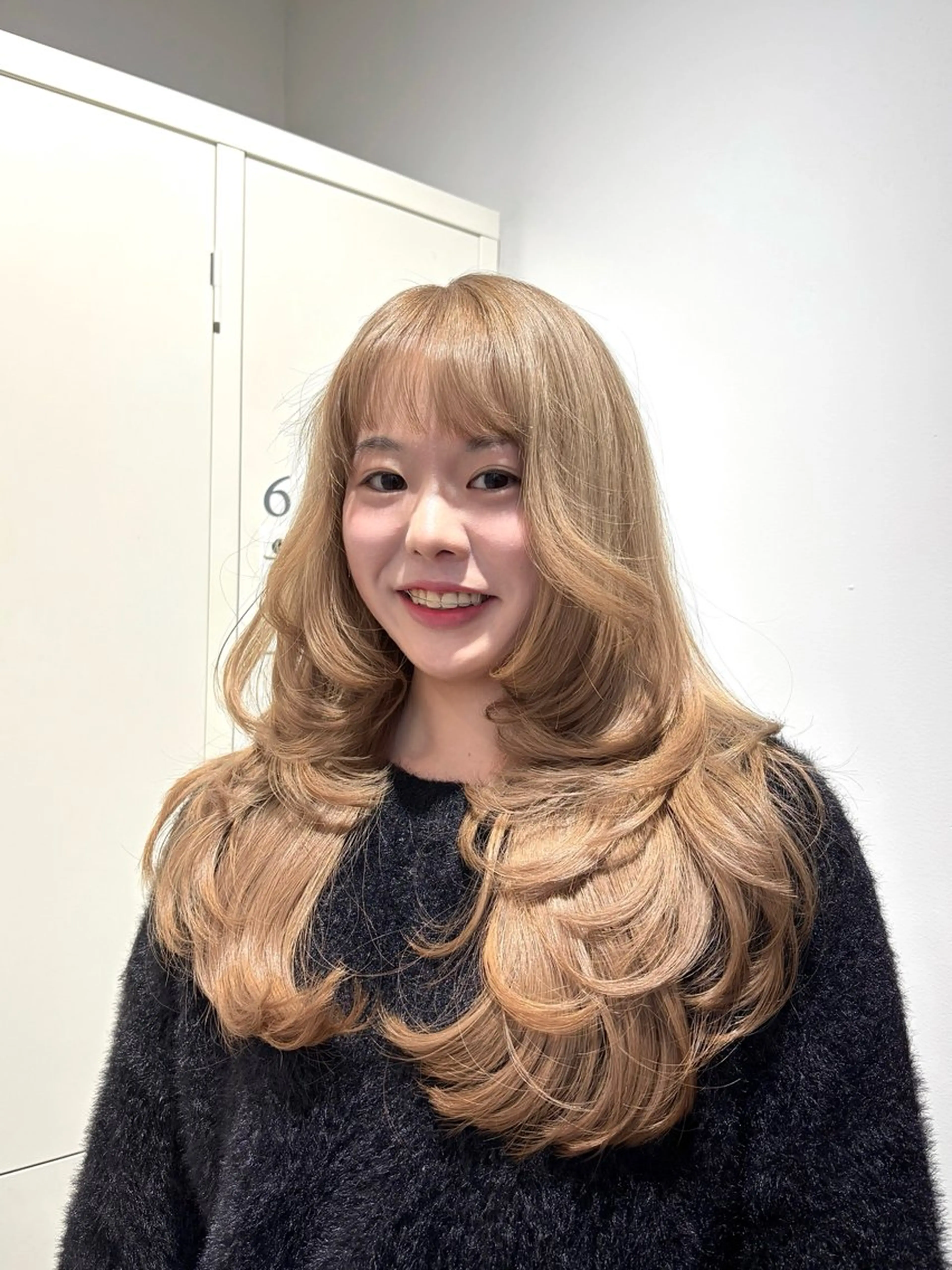 セミロング karin🪩海外風 バタフライカットのヘアスタイル