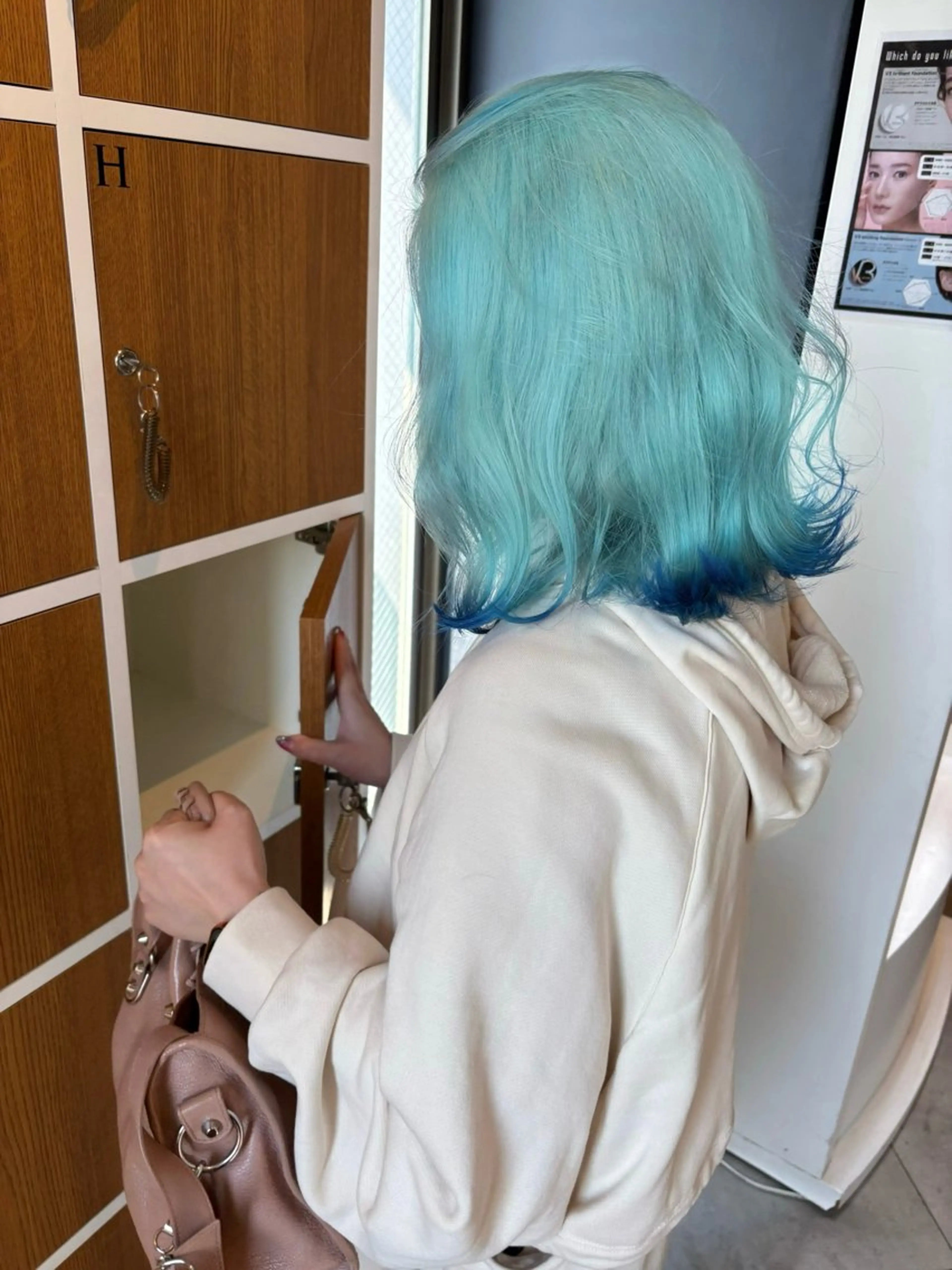 ミディアム カラー ベージュカラー ブリーチ ケアブリーチ デザインカラー ダブルカラー 肌に馴染むハイトーン /ミルクティーカラーのヘアスタイル