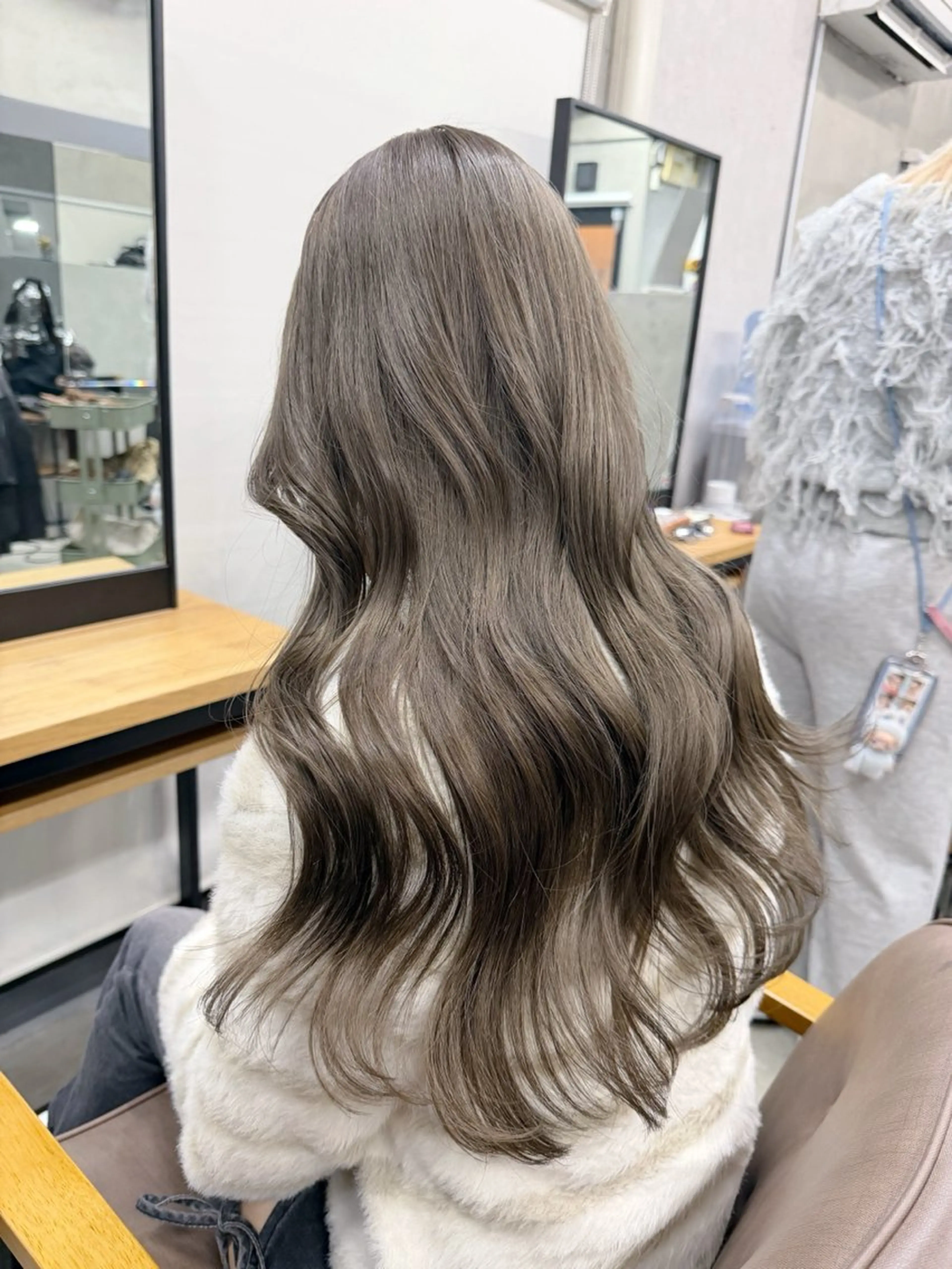 セミロング カラー ベージュカラー グレージュ オリーブベージュ オリーブグレージュ オリーブグレー ヘアカラー トリートメント AiM 大名　似合わせカットのヘアスタイル