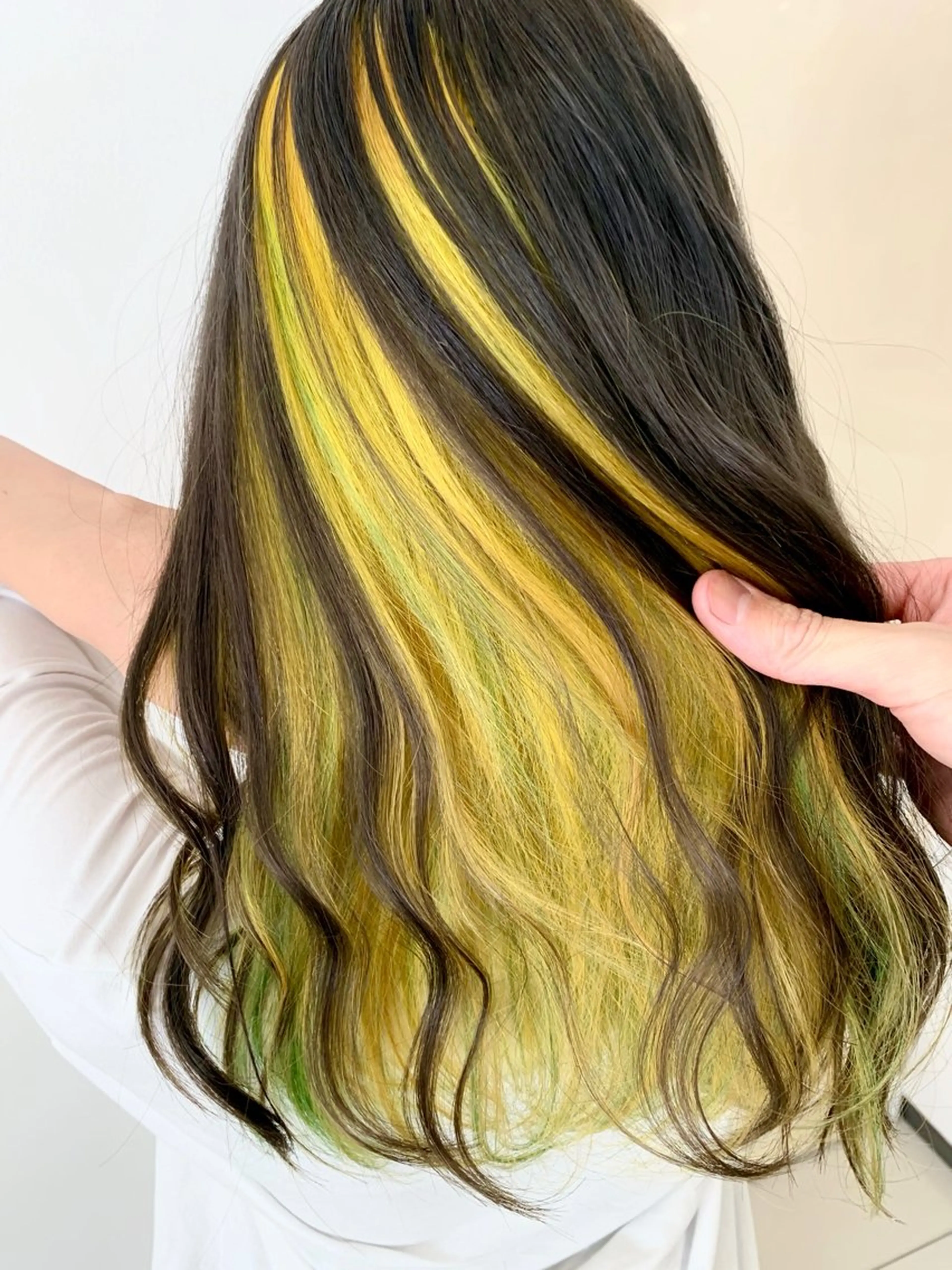 セミロング カラー ブリーチ ハイトーンカラー インナーカラー イエローカラー ヘアカラー トリートメント ROOM304所属・Room 304のヘアスタイル