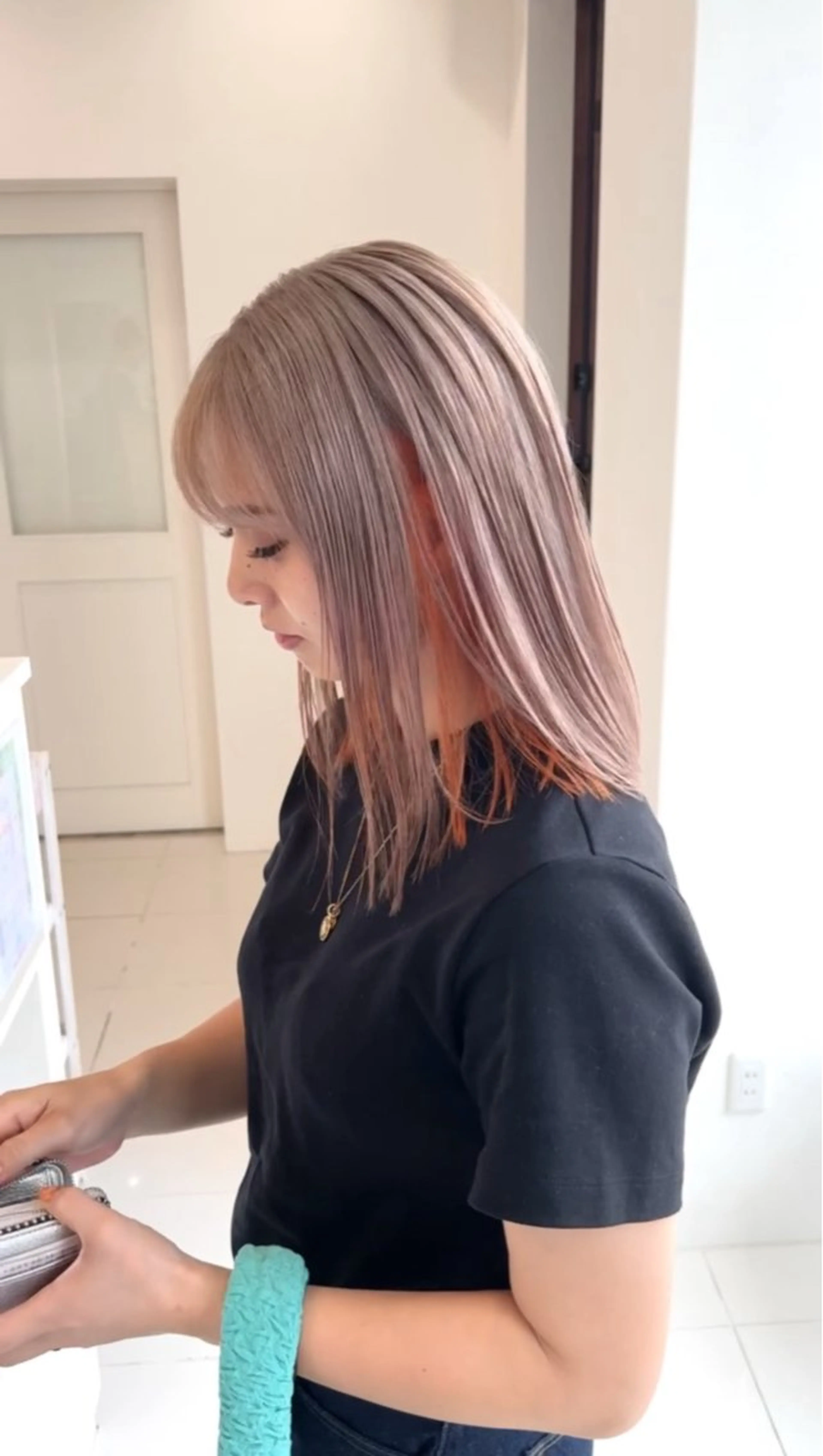 セミロング カラー インナーカラー ヘアカラー トリートメント VIRAL ヴァイラルのヘアスタイル