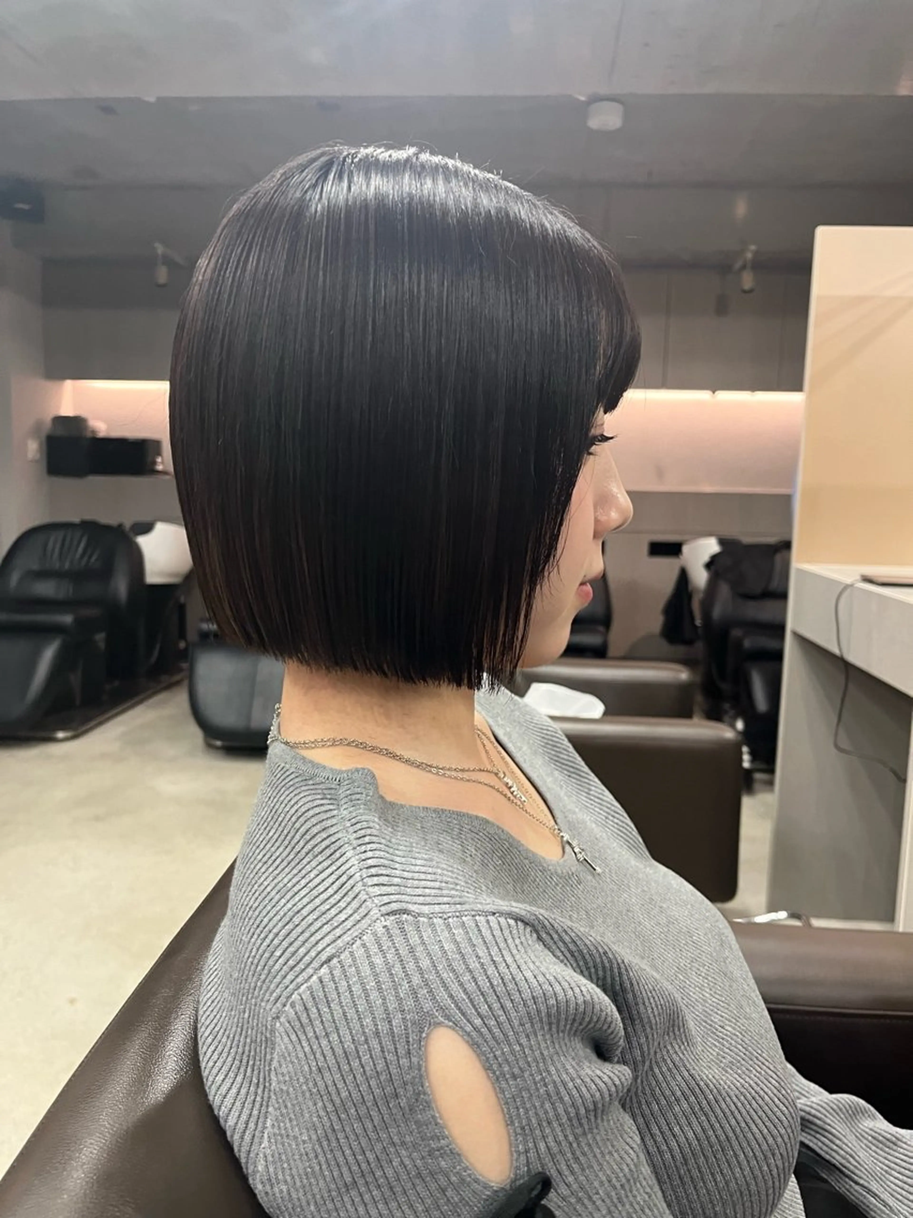 ミディアム 曲がる縮毛矯正 センターパートのヘアスタイル