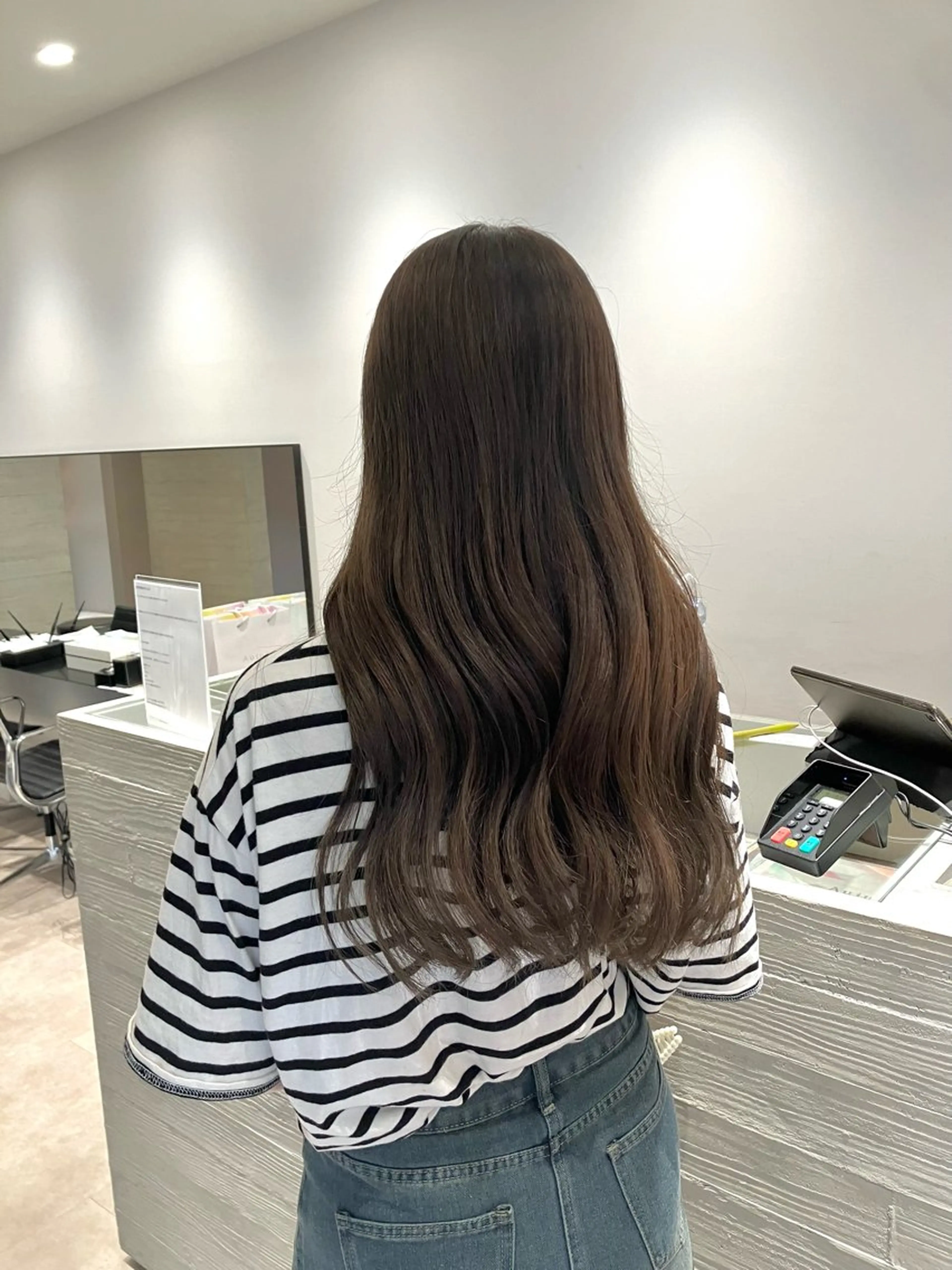 ロング カラー グレージュ サキ🤍ハイトーン 🩰くびれ巻きヘアのヘアスタイル