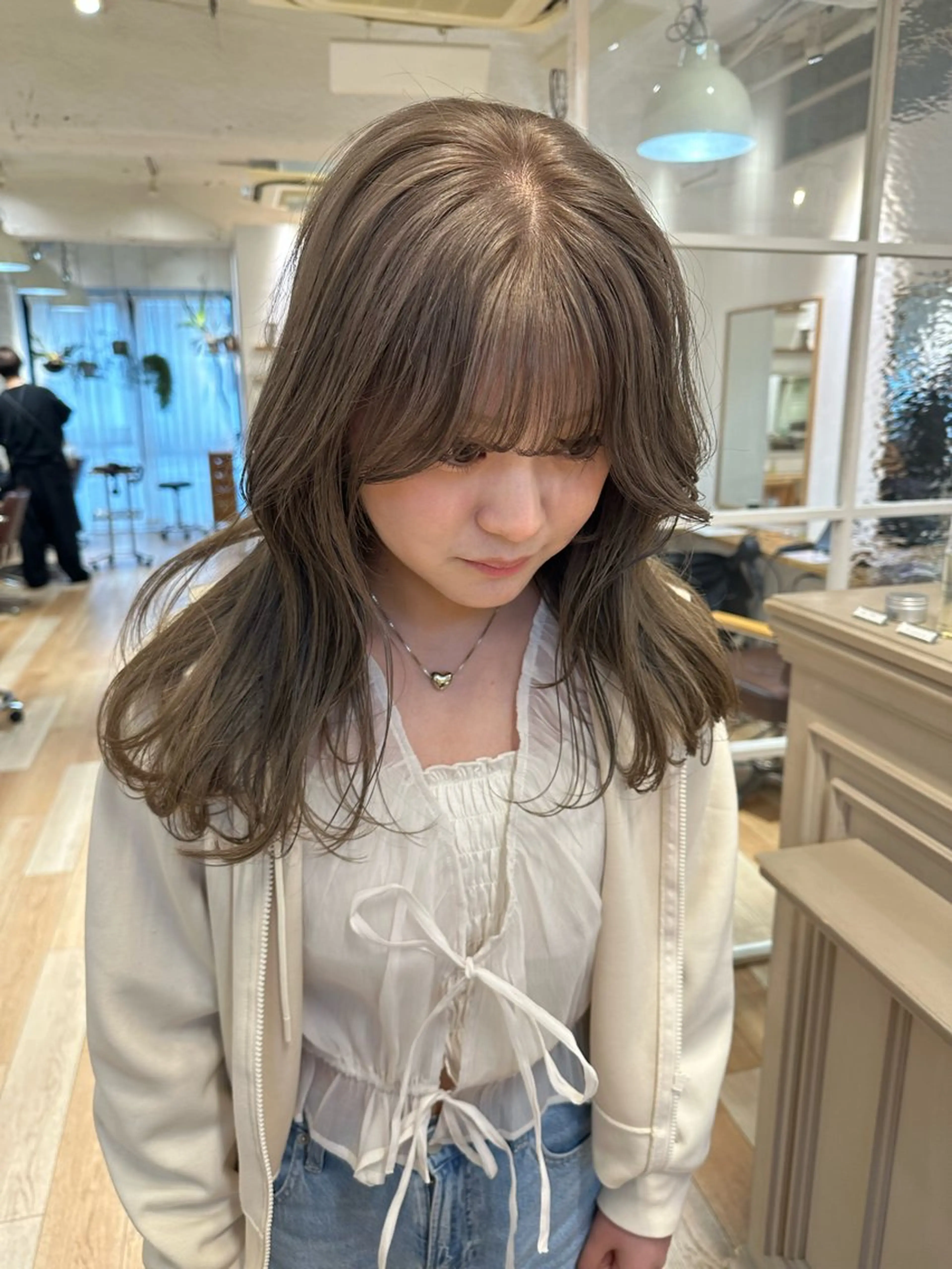セミロング カラー ベージュカラー ブリーチ オリーブベージュ カット ヘアカラー トリートメント REINA☁️透明感 カラー/ぷつっと♡のヘアスタイル