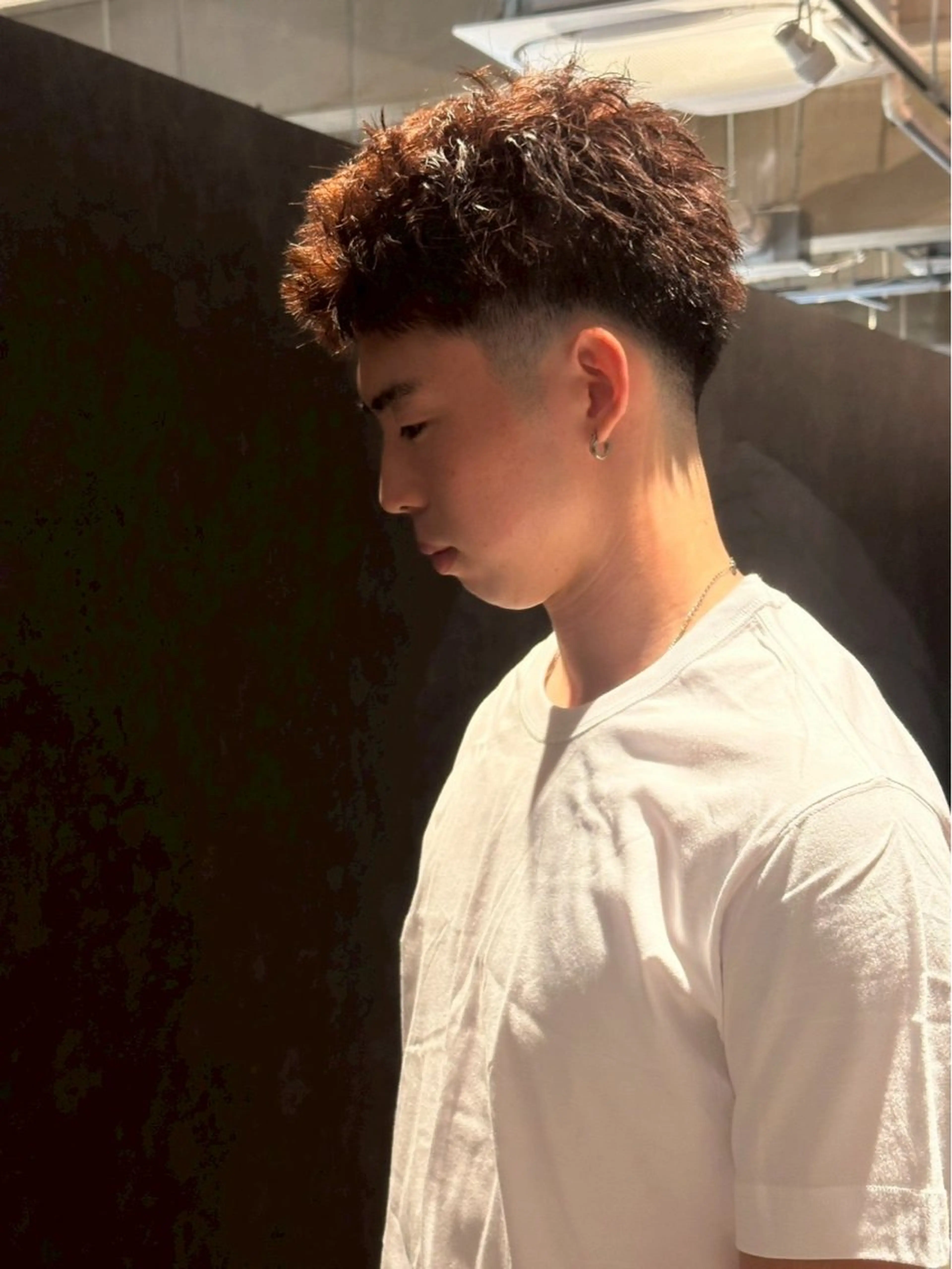 ショート カラー メンズ メンズブリーチ センターパート フェードカット フェザーパーマ メンズハイライト 金山駅前/メンズ パーマ/真柄 恒輝のヘアスタイル