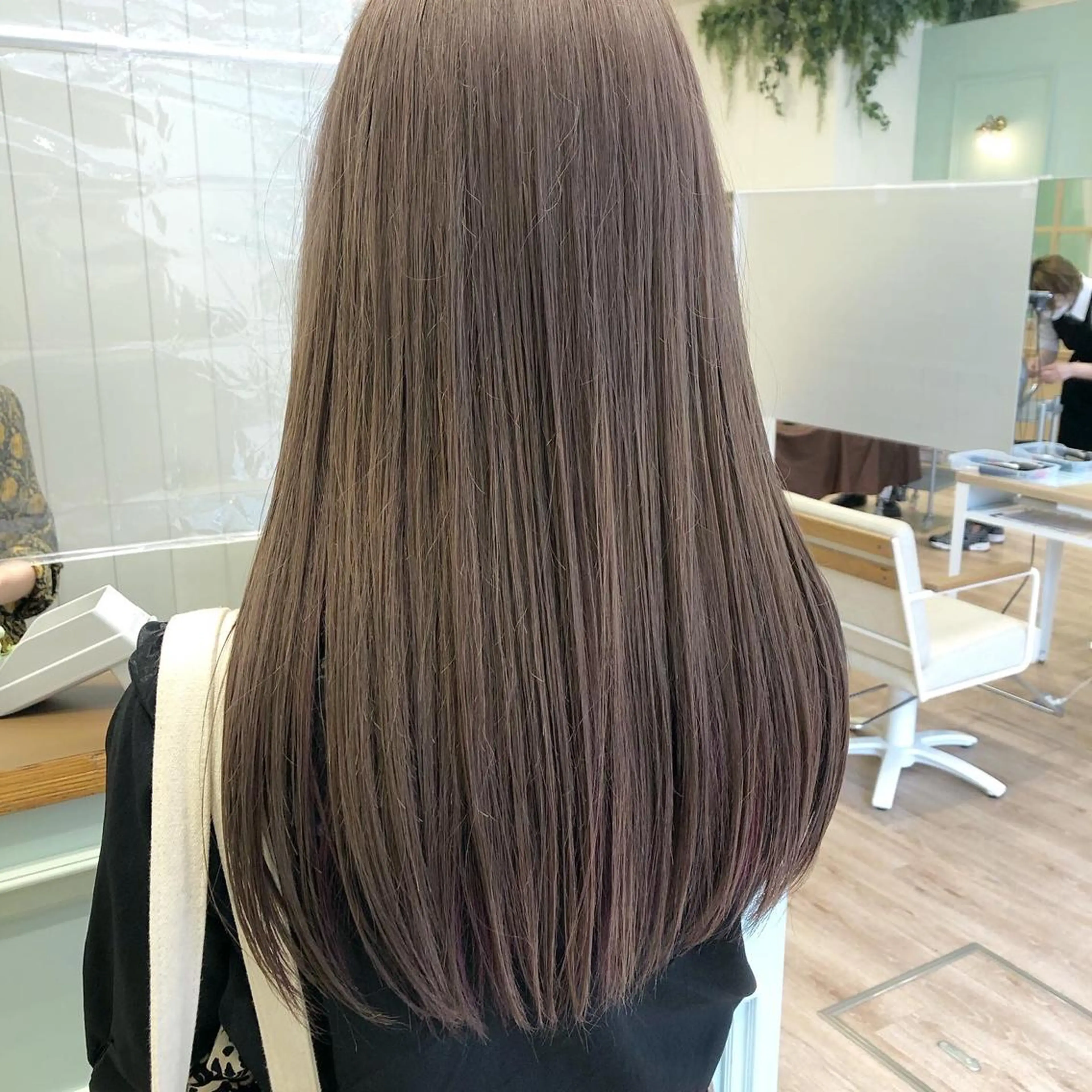 【黒染めをダメージレスに明るく透明艶カラー】ケア脱染＋ケアカラーの写真