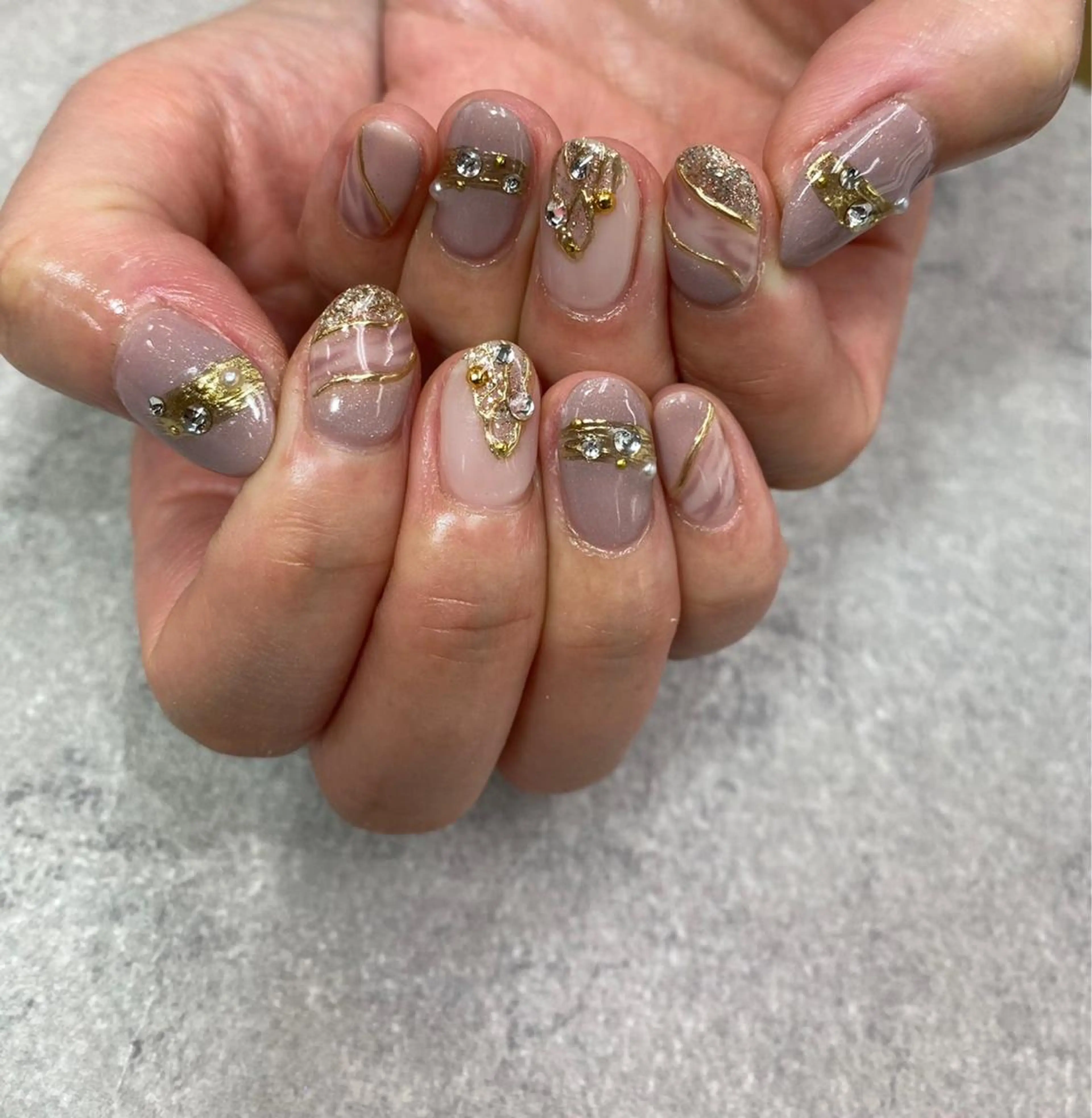 ネイル アニマル柄 ゴールド ミラーネイル ニュアンスネイル 春ネイル ハンドネイル ハンドケア FASTNAIL PLUS 新宿店のネイルデザイン