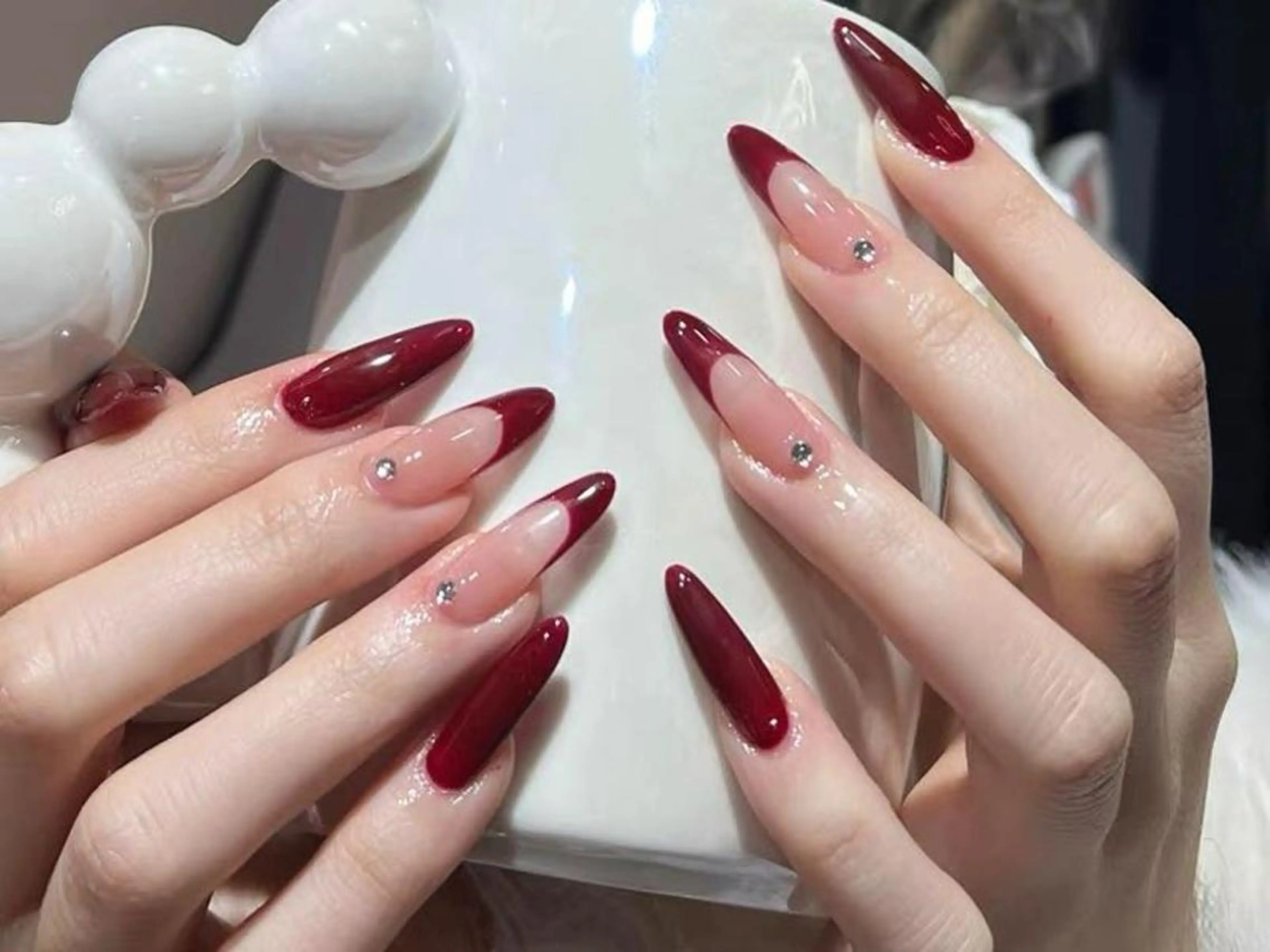 ネイル ボルドー フレンチネイル ジェルネイル キラキラネイル ミディアムネイル ハンドネイル ハンドケア Queenie 🦋のネイルデザイン