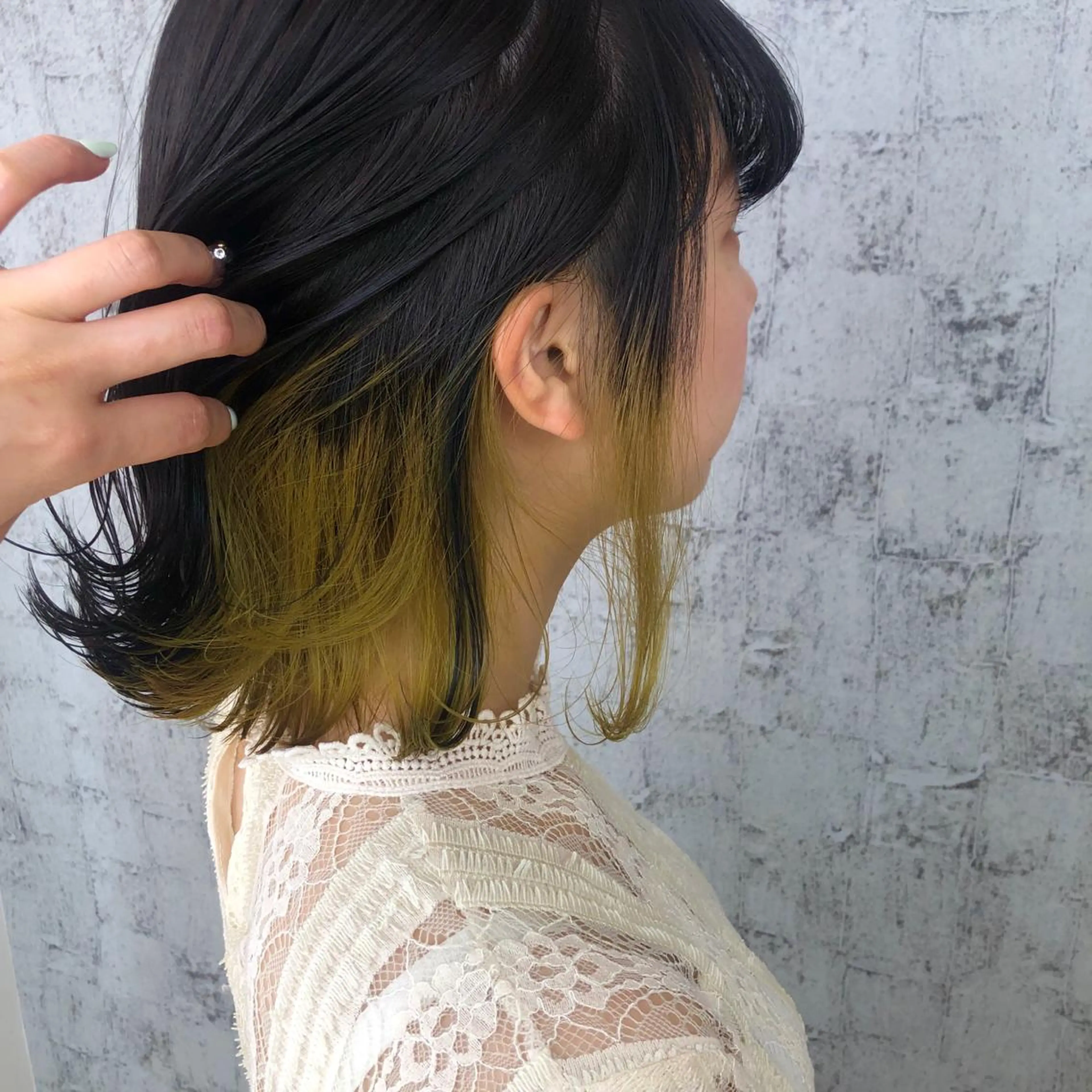 ミディアム カラー デザインカラー インナーカラー イエローカラー 小顔レイヤー/ ベージュ🤍Rieのヘアスタイル