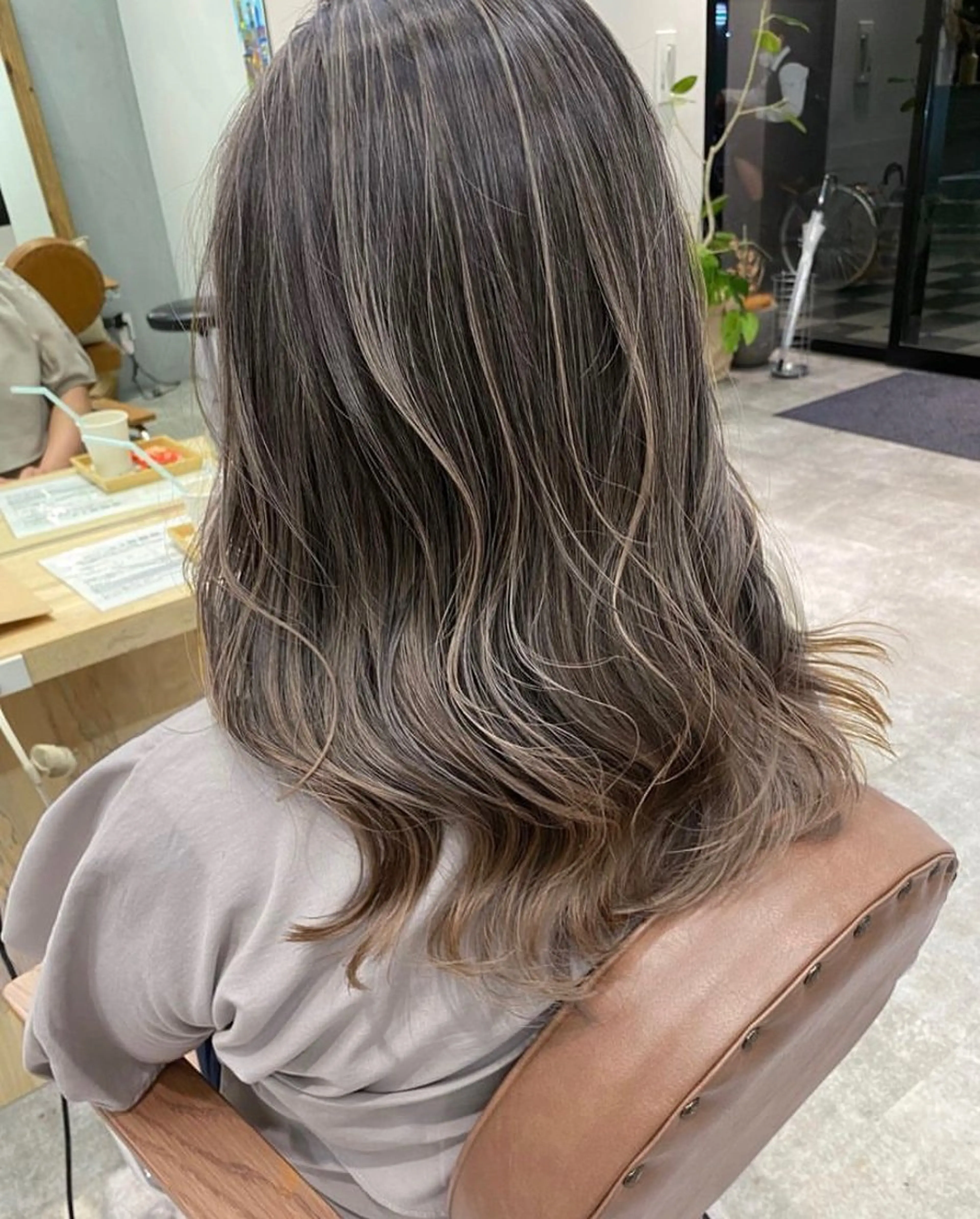 ミディアム カラー ハイライトカラー ハイライト 髪質改善特化型美容師 🫧岡本璃来🫧のヘアスタイル