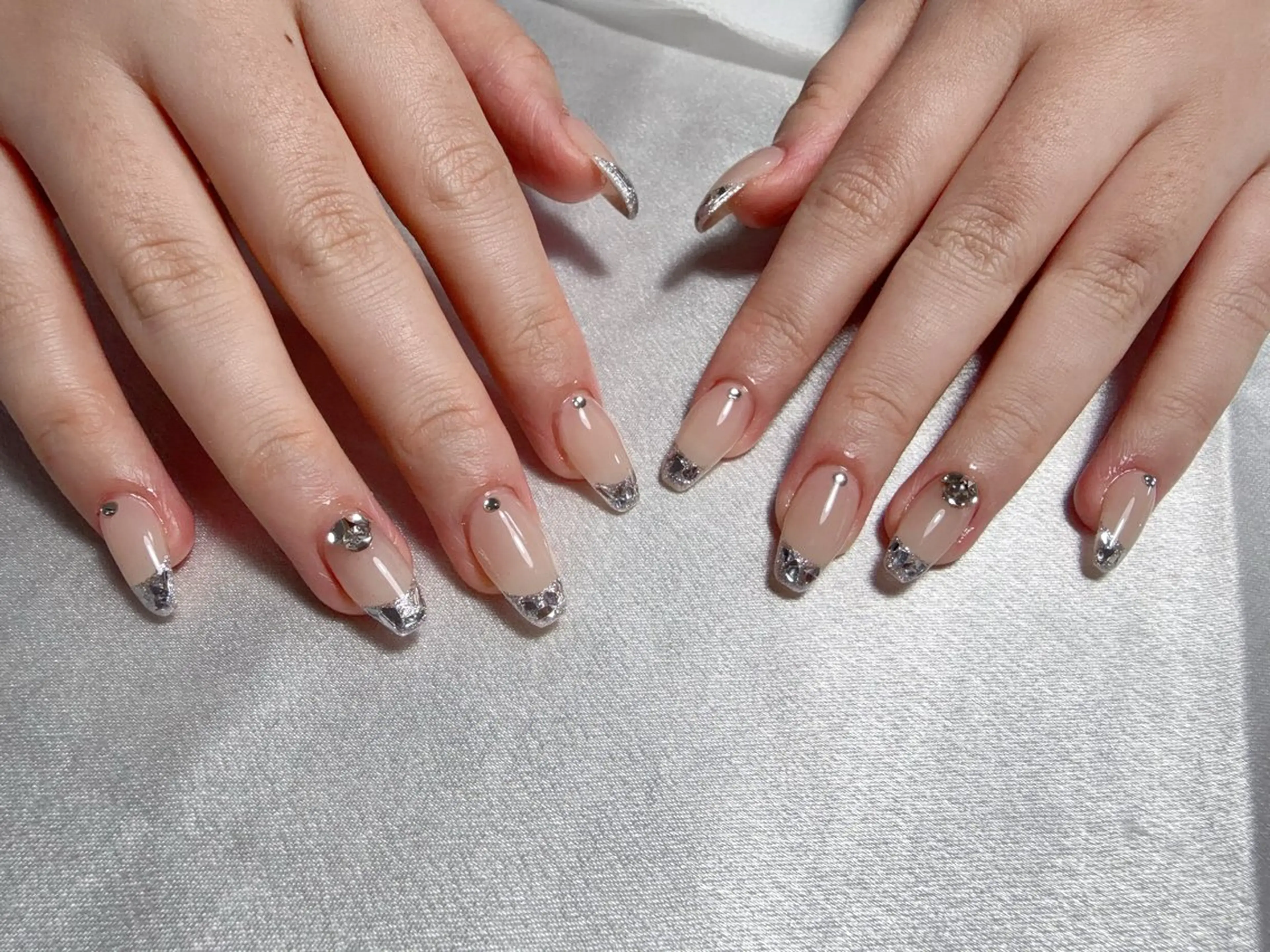 ネイル ブルー チークネイル フレンチネイル ハート ホログラムネイル る るのネイルデザイン