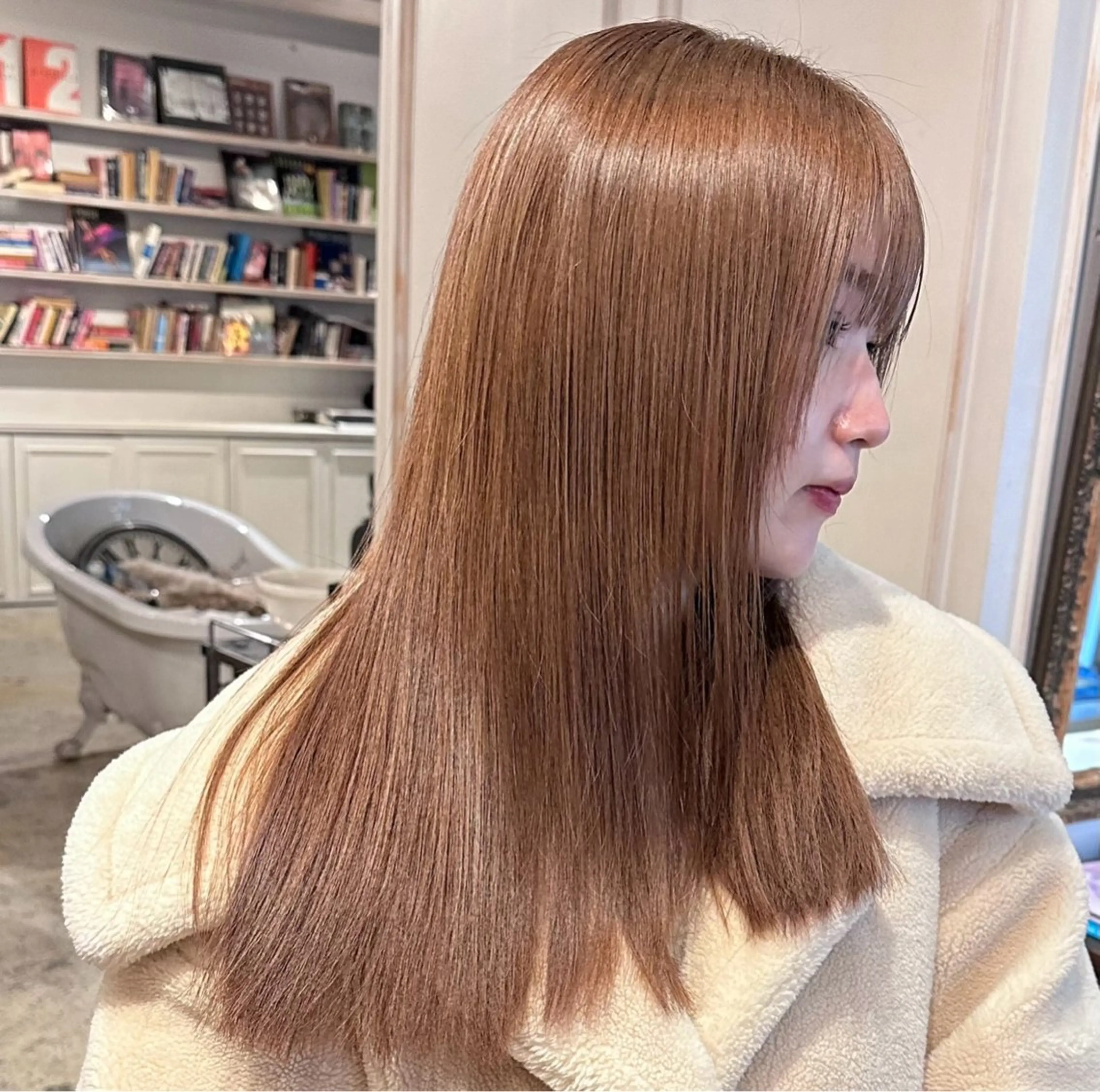 ミディアム カラー カット ヘアカラー おしゃれハイトーン 💗AKARIのヘアスタイル