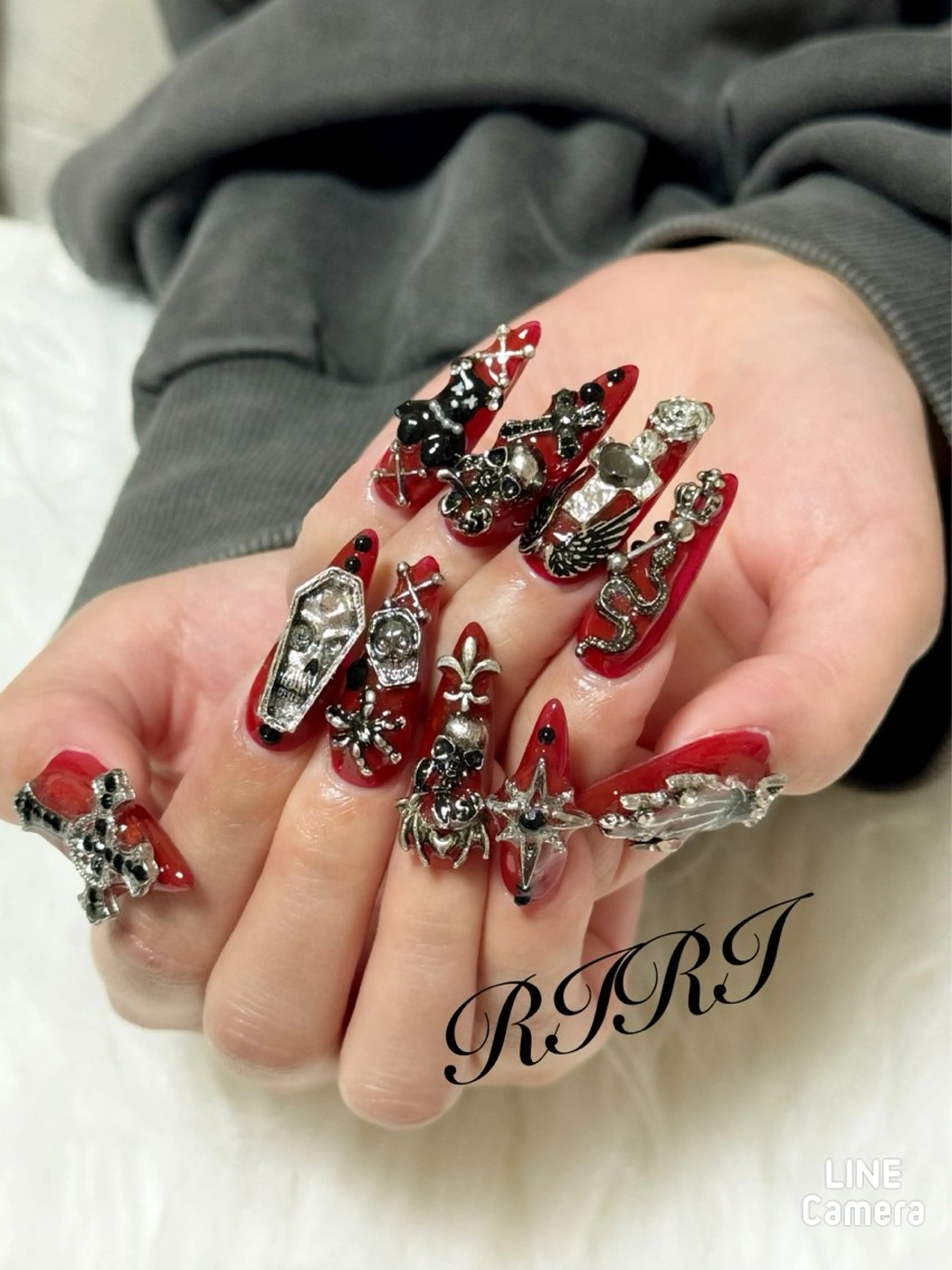 ネイル ジェルネイル ロングネイル 赤色 スカルプネイル シルバー riri オーナーのネイルデザイン
