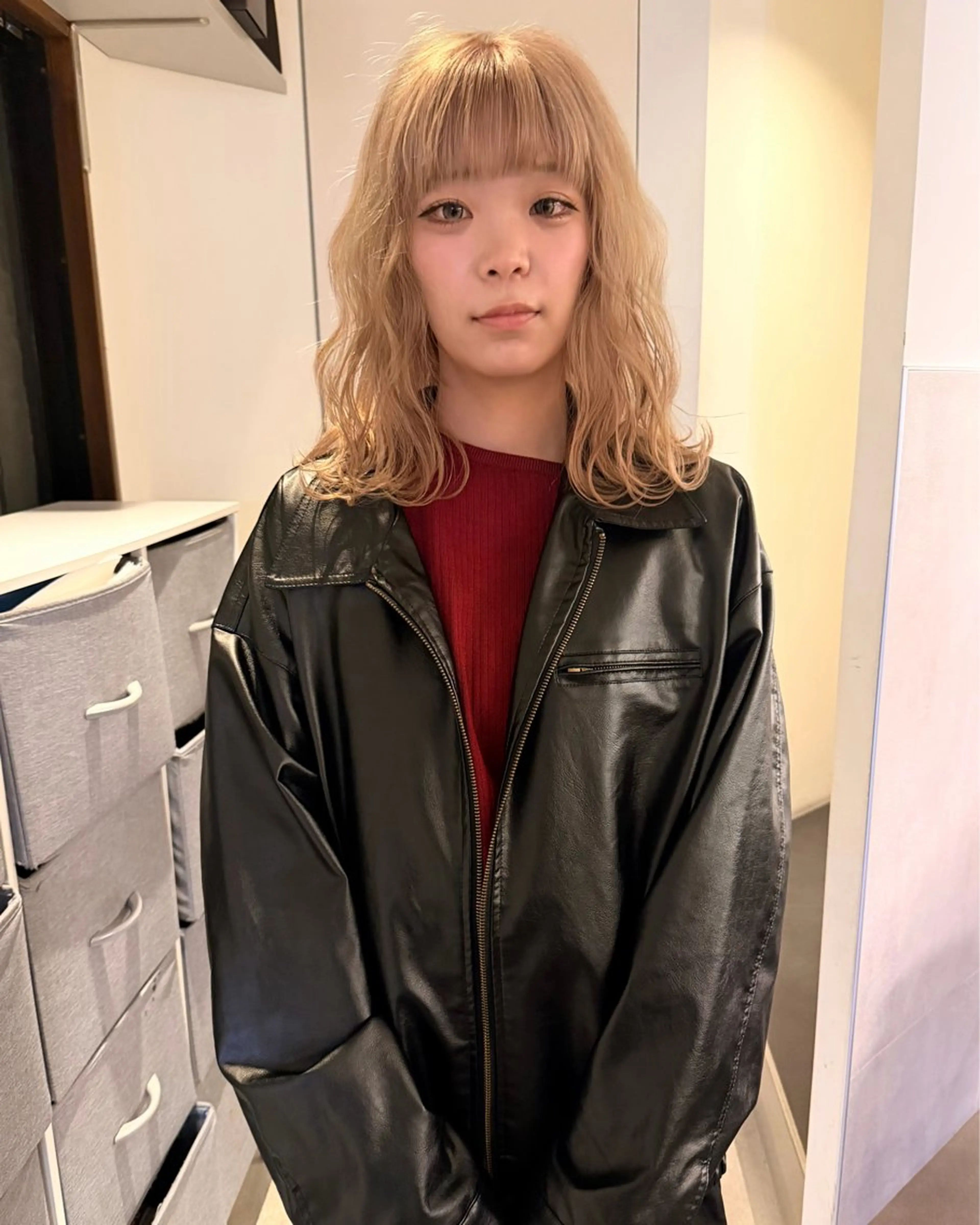 ミディアム カラー ブリーチ ブロンド ハイトーンカラー ホワイトブロンド RAIMA ケアハイトーンのヘアスタイル