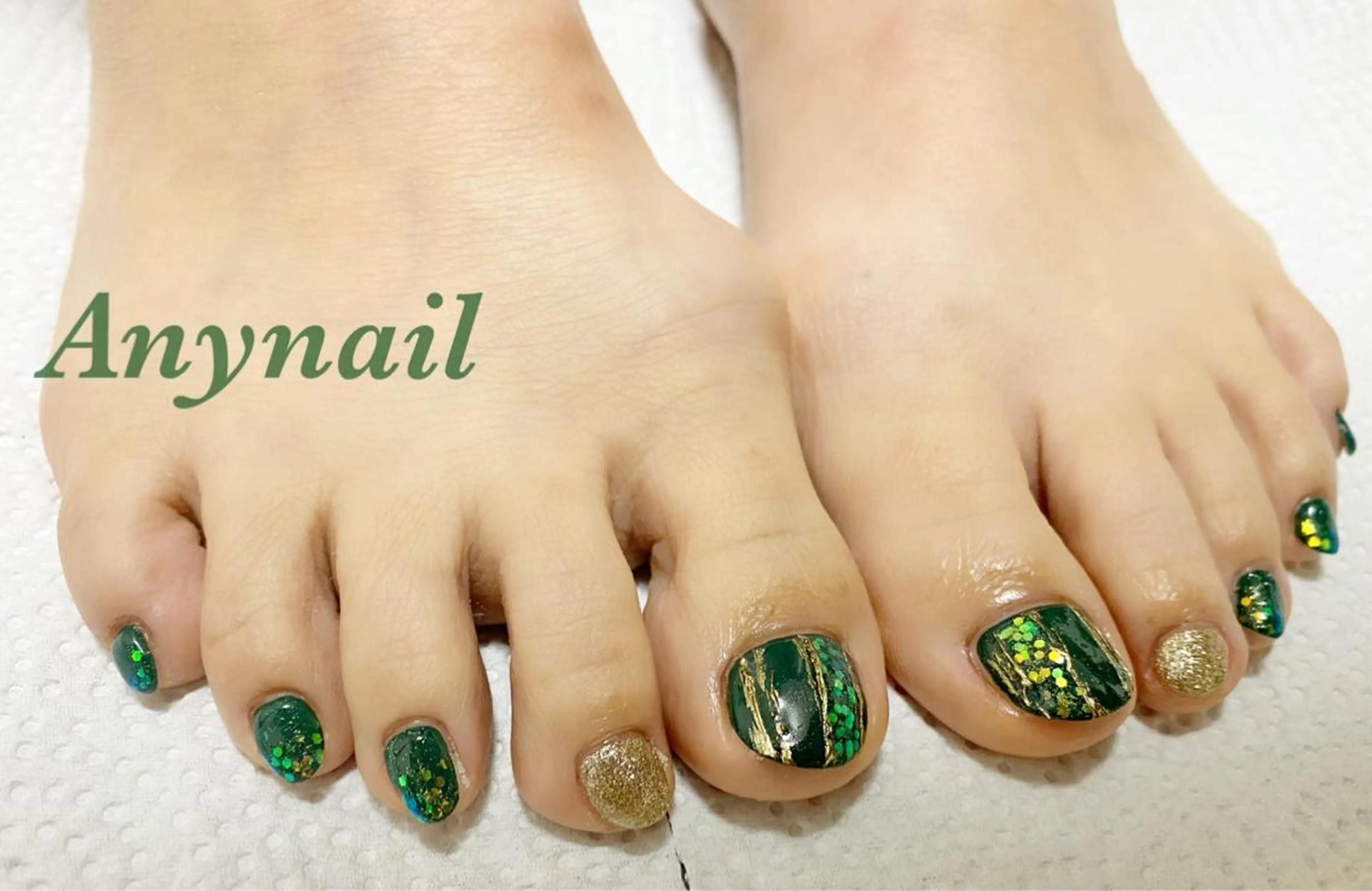 ネイル フットネイル ゴールド グリーン ホログラムネイル キラキラネイル 岩澤 恵子のネイルデザイン