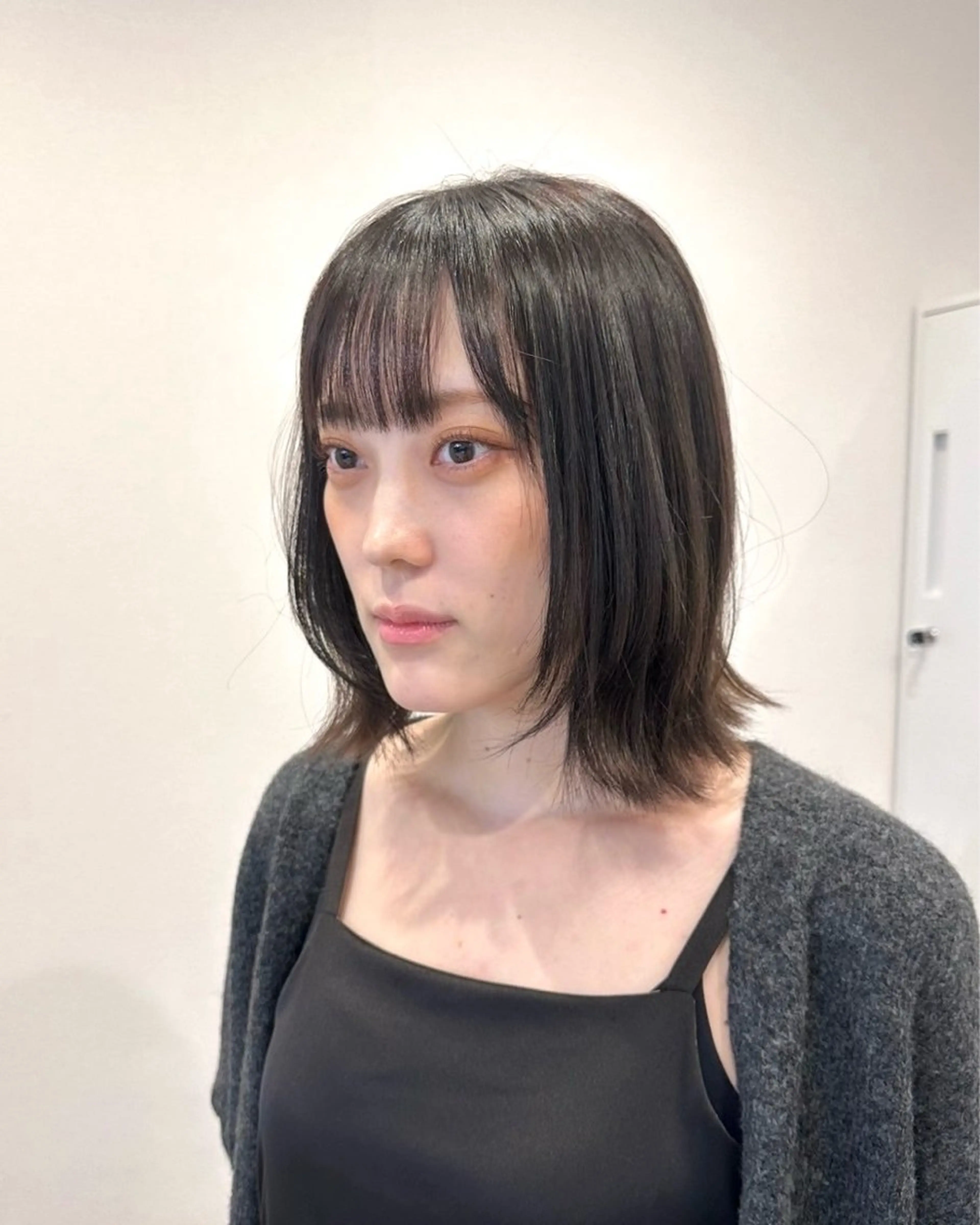 セミロング アッシュ アッシュグレー 顔周りカット レイヤーカット カット ヘアカラー トリートメント 岩城 由佳のヘアスタイル