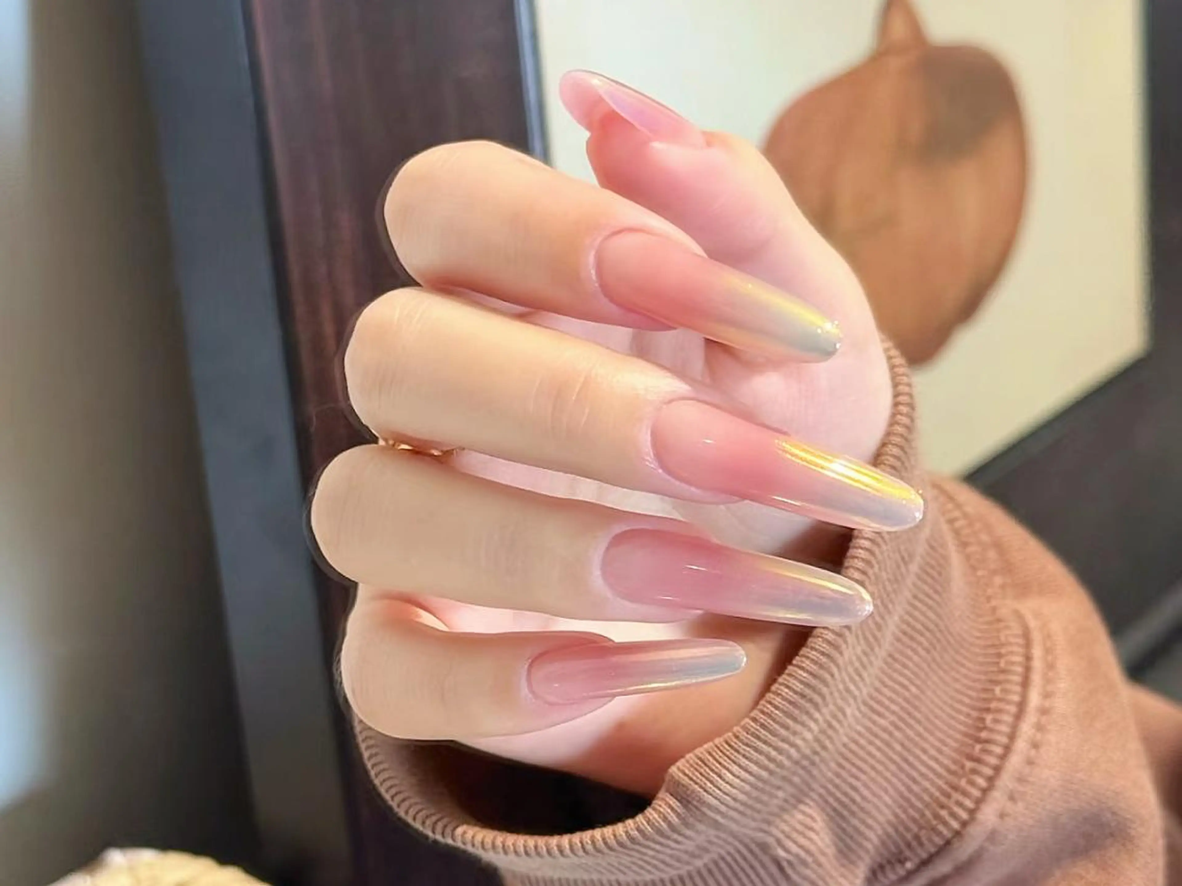 ネイル アートネイル ジェルネイル ガーリー ホログラムネイル ミディアムネイル ハンドネイル ハンドケア Miu  🌟のネイルデザイン