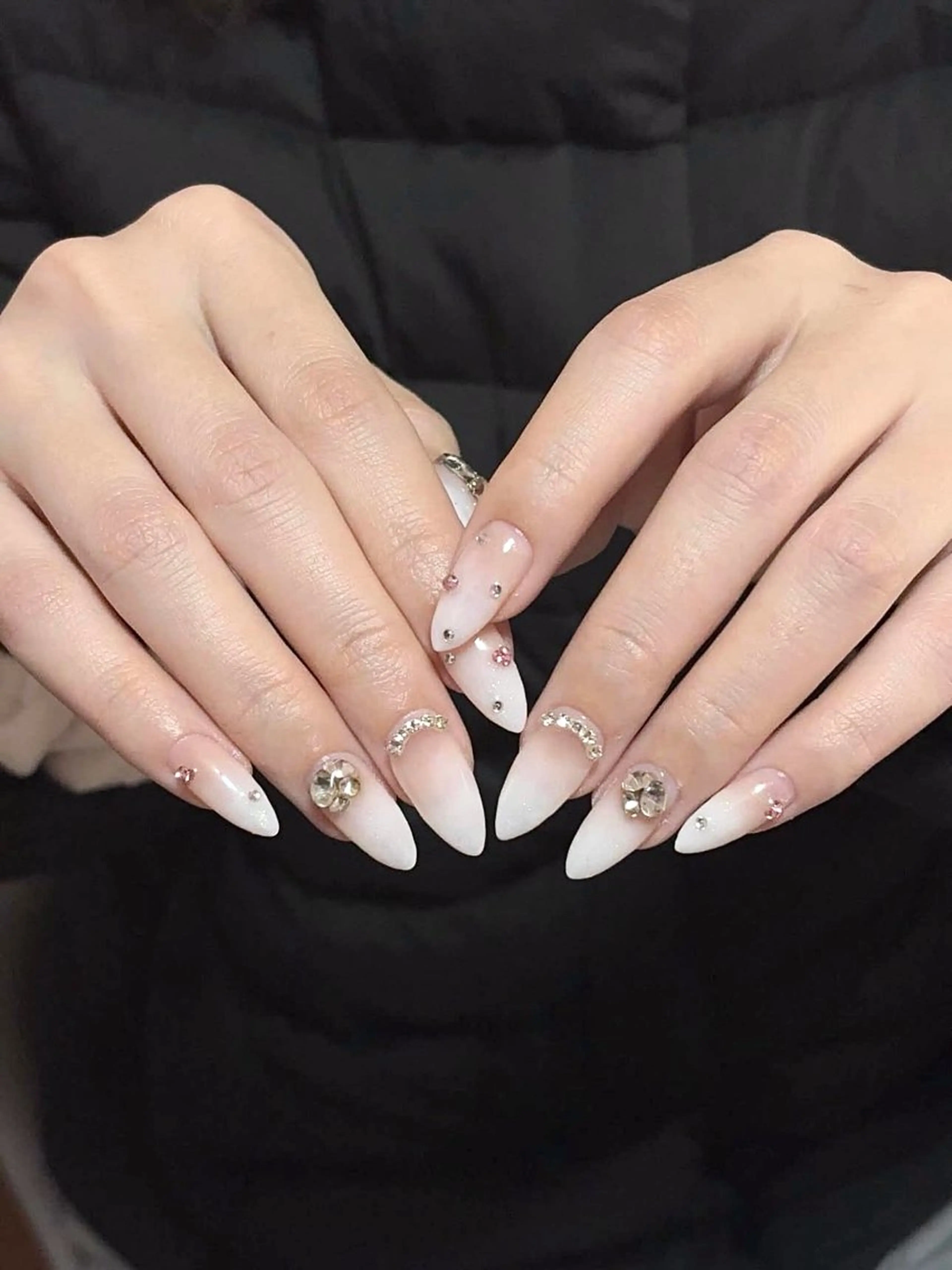 ネイル ストーンネイル ハンドネイル 🩷KaRin🩷 チップ長さ出し専門のネイルデザイン