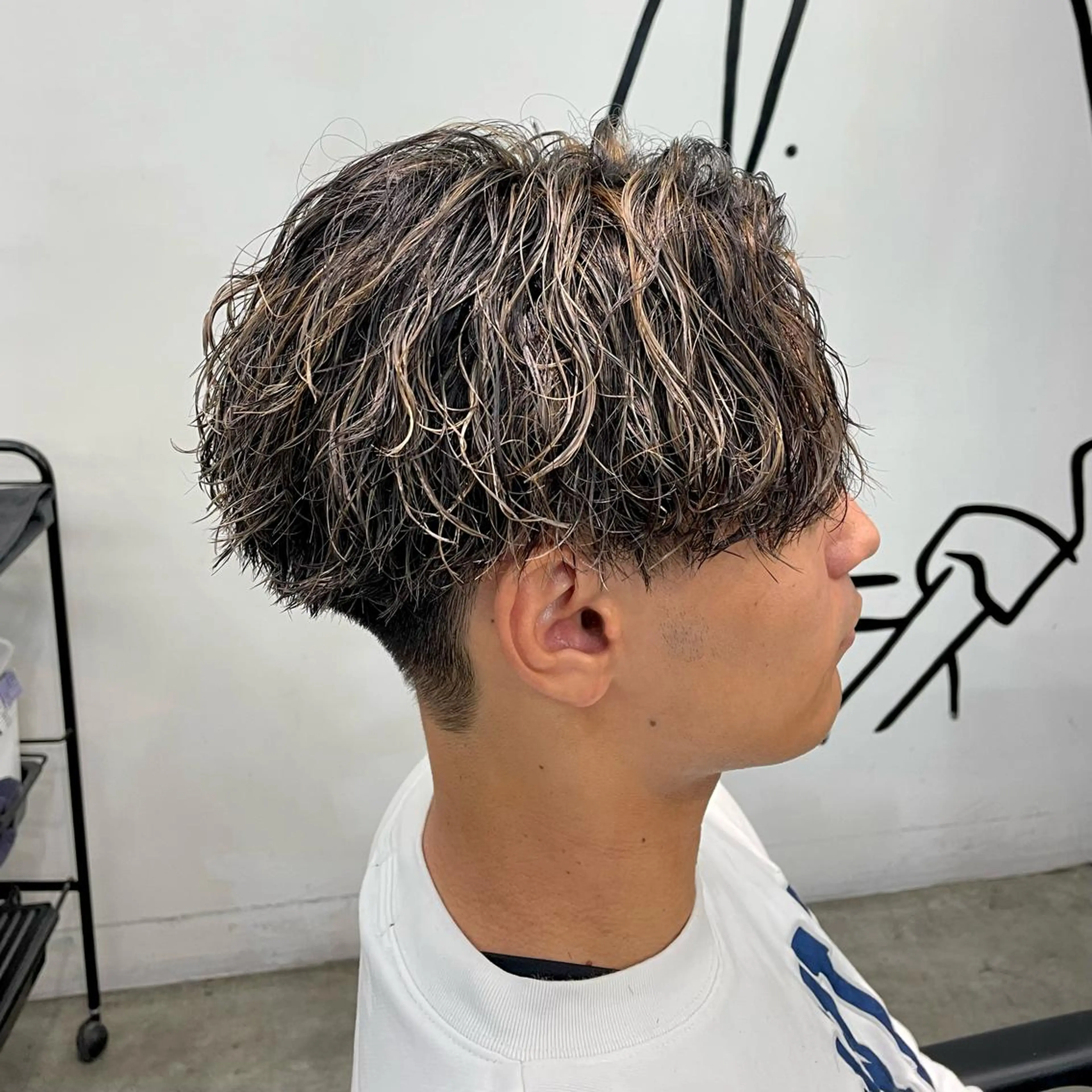 ショート カラー パーマ メンズ センターパート メンズハイライト ハイライトカラー ハイライト カット ヘアカラー パーマ メンズ特化美容師/ 藤戸 椋のヘアスタイル