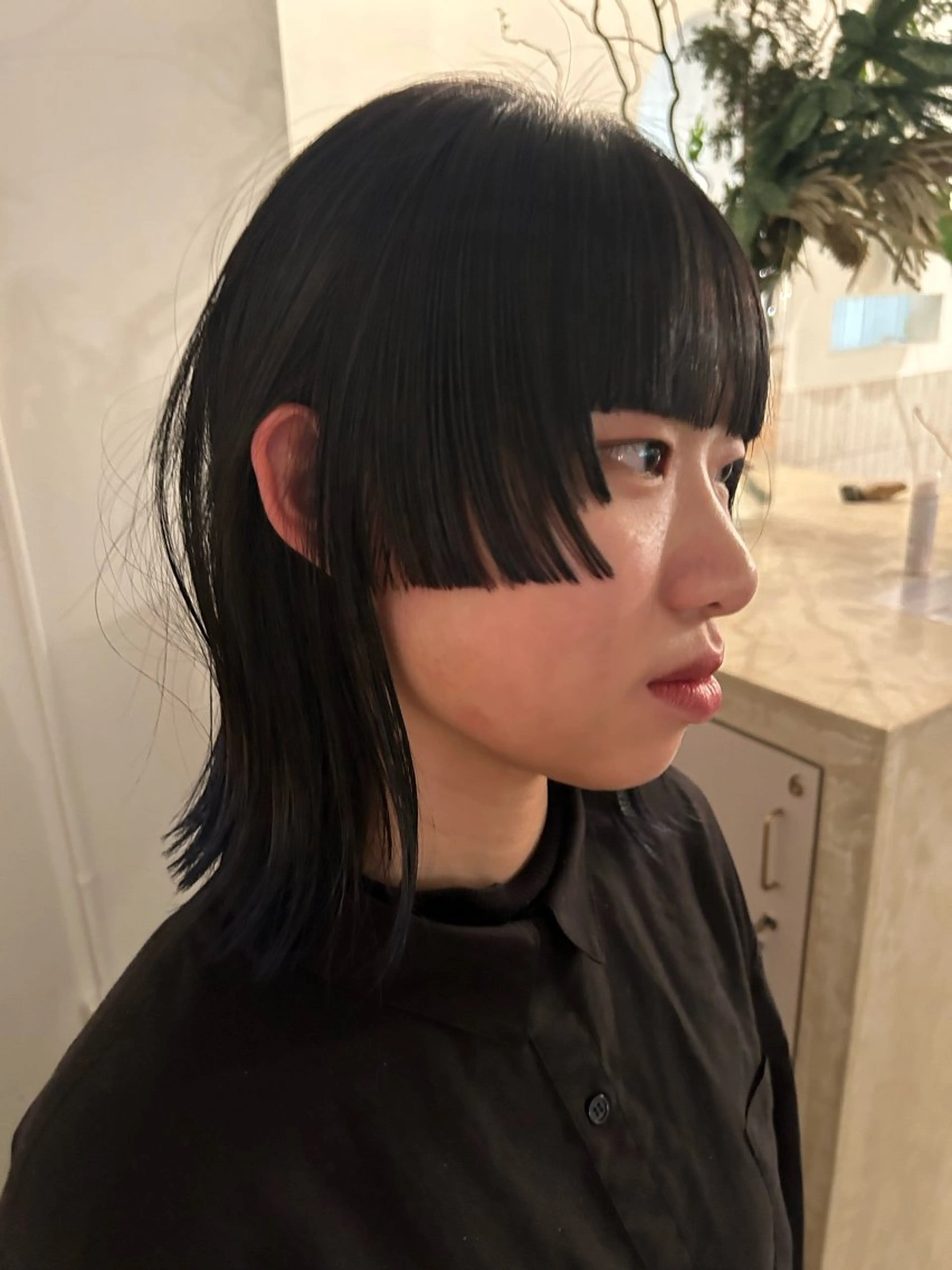 ミディアム カラー ブリーチ デザインカラー ネイビーカラー 顔周りカット Terve. 水野 菜々香のヘアスタイル