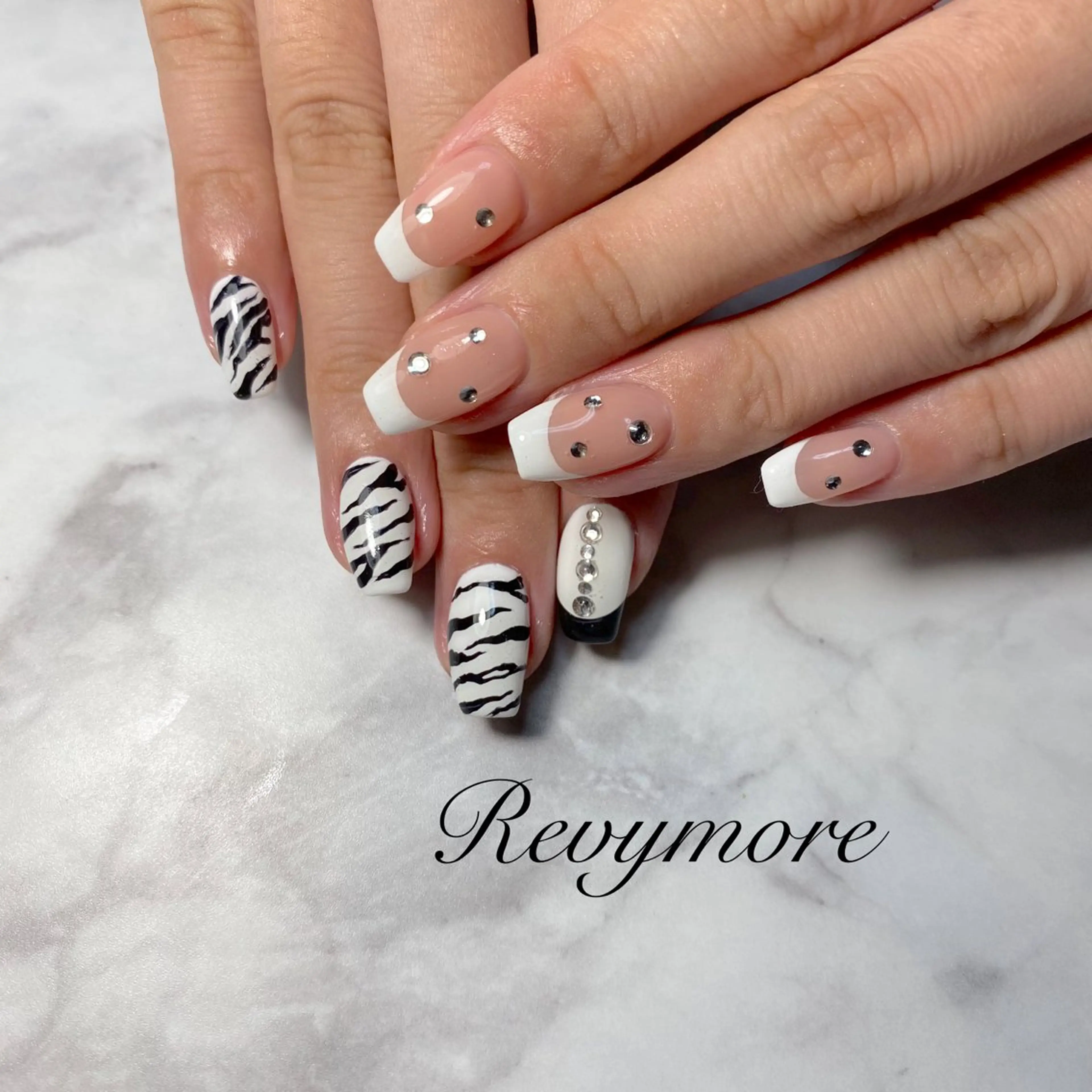 ミディアム ネイル 韓国風ヘア アニマル柄 フレンチネイル ジェルネイル キラキラネイル nail salon Revymoreのネイルデザイン