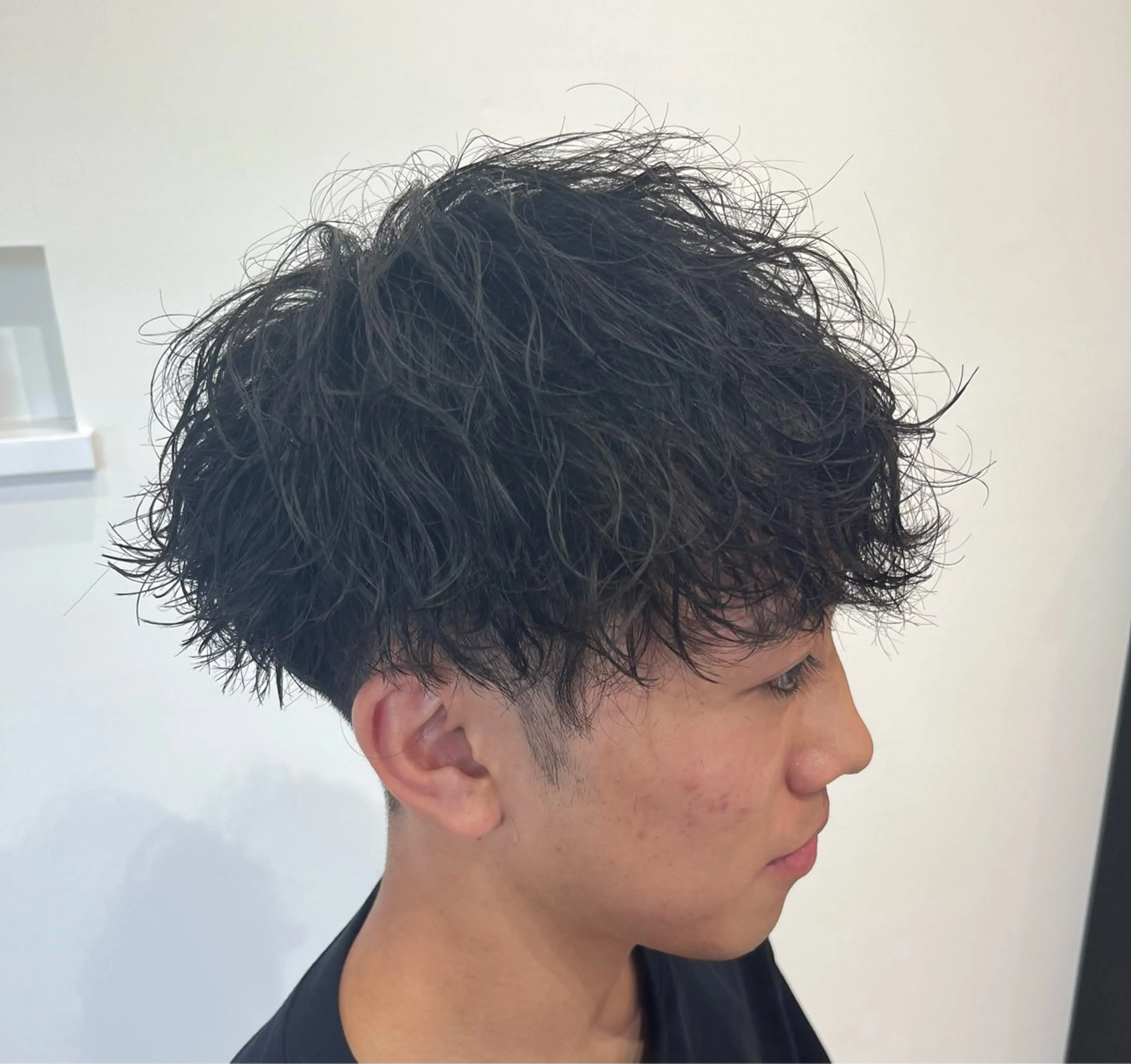 ショート パーマ メンズ 波巻きパーマ カット パーマ 【店長】メンズ職人 短髪　ハイトーン🔥のヘアスタイル