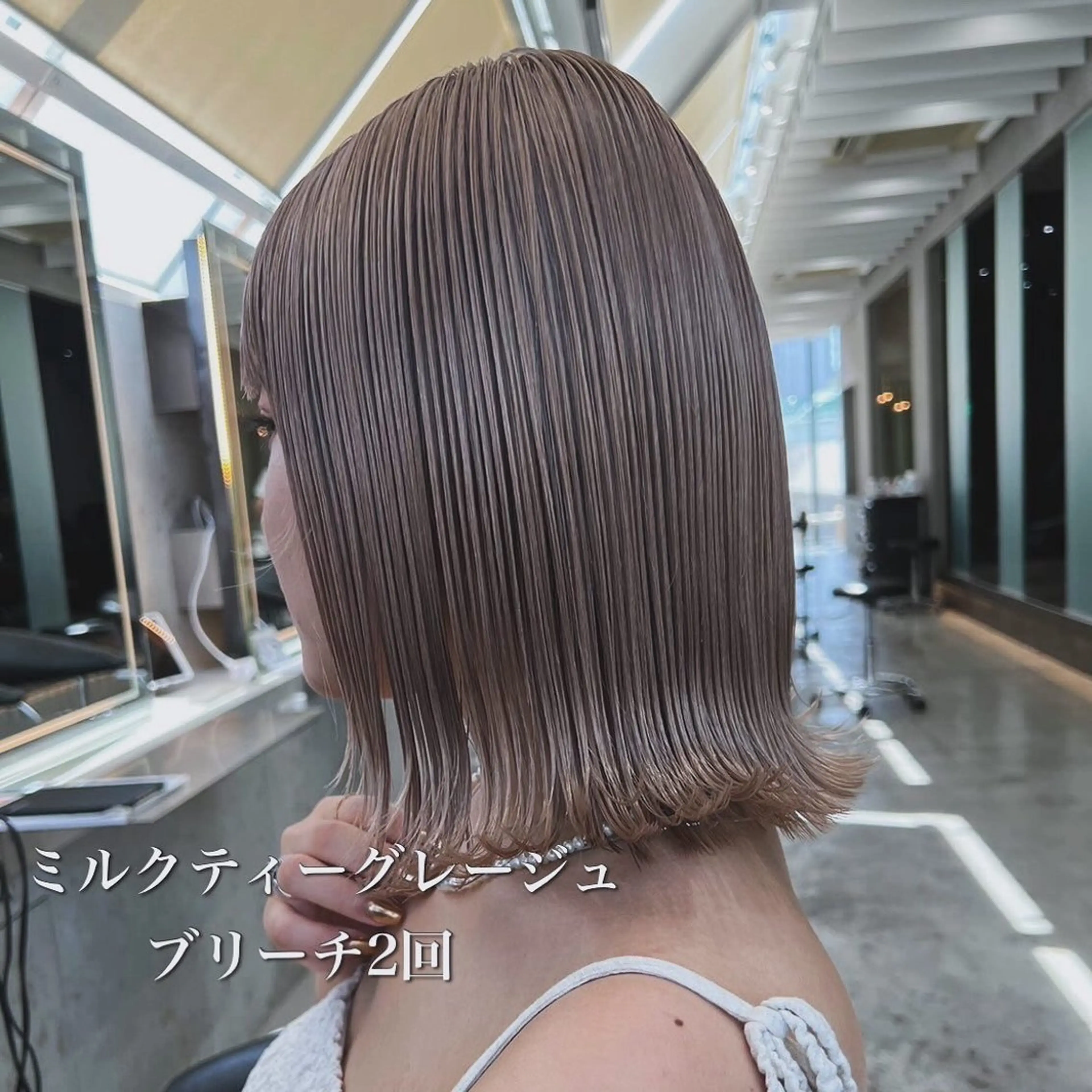 ショート カラー ベージュカラー ブリーチ ハイトーンカラー ミルクティーベージュ ホワイトベージュ ヘアカラー トリートメント ブリーチ特化 梅田本多翔のヘアスタイル