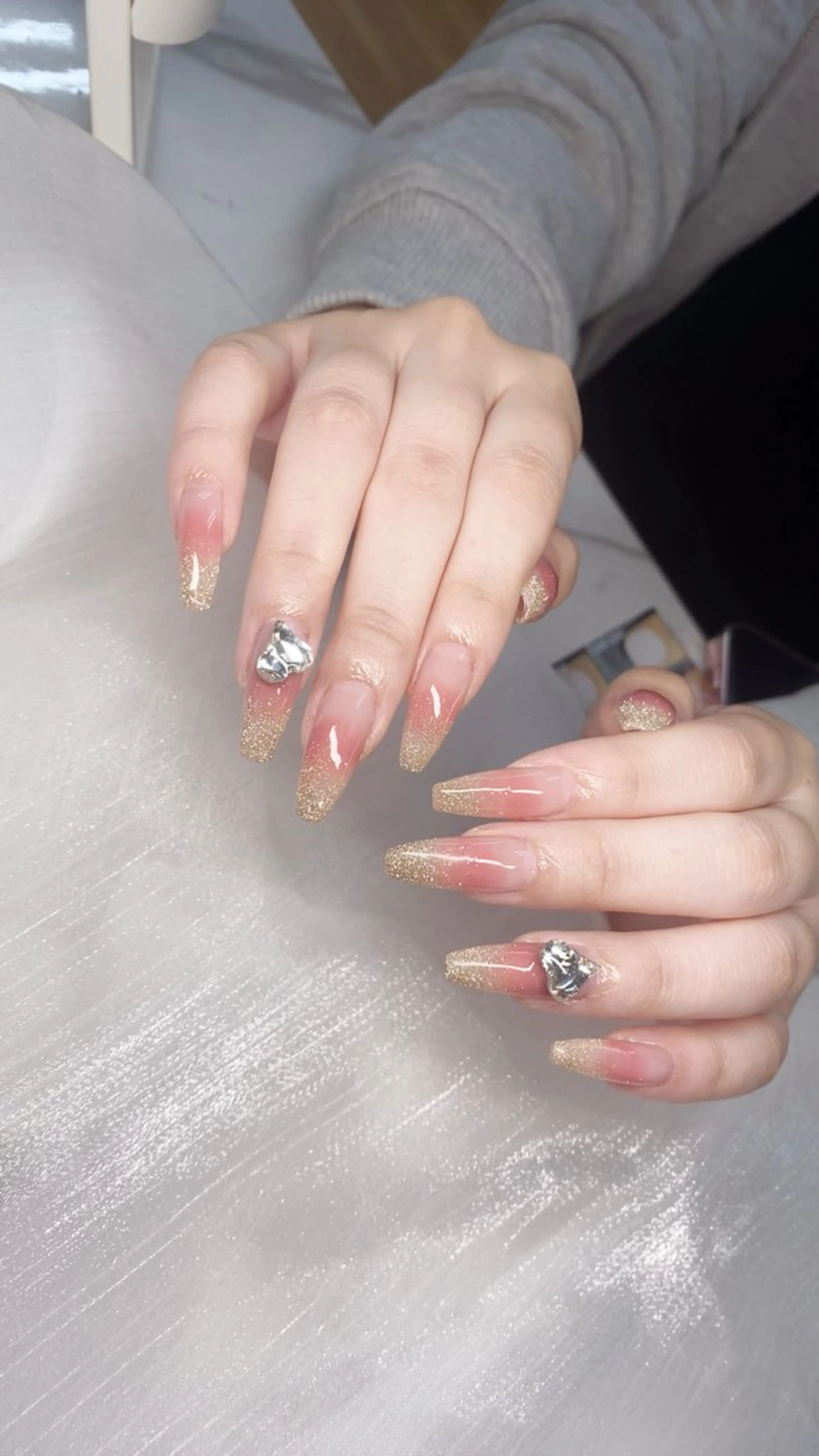 ネイル チークネイル グラデーション キラキラネイル ラメ(グリッター) ラメグラデーション Rei _Nailのネイルデザイン