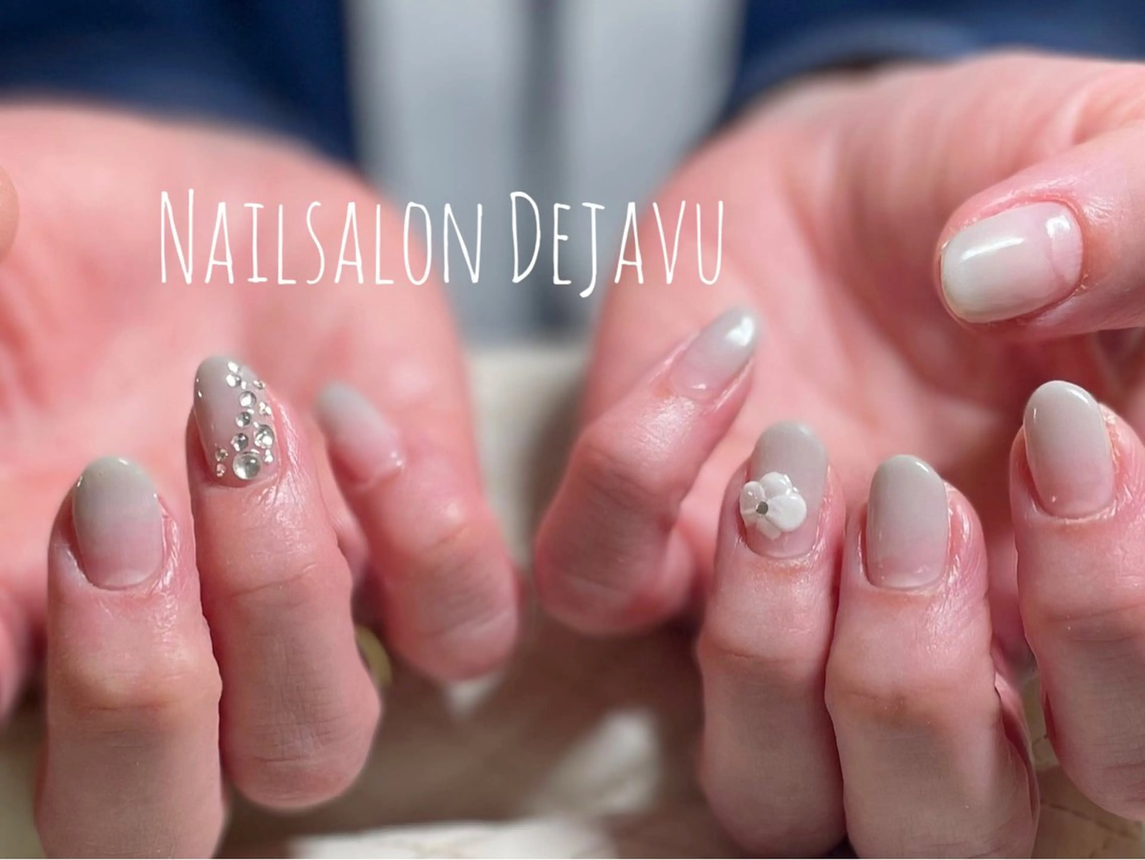 ネイル グラデーション ストーンネイル Nail salon Dejavu 🌿のネイルデザイン