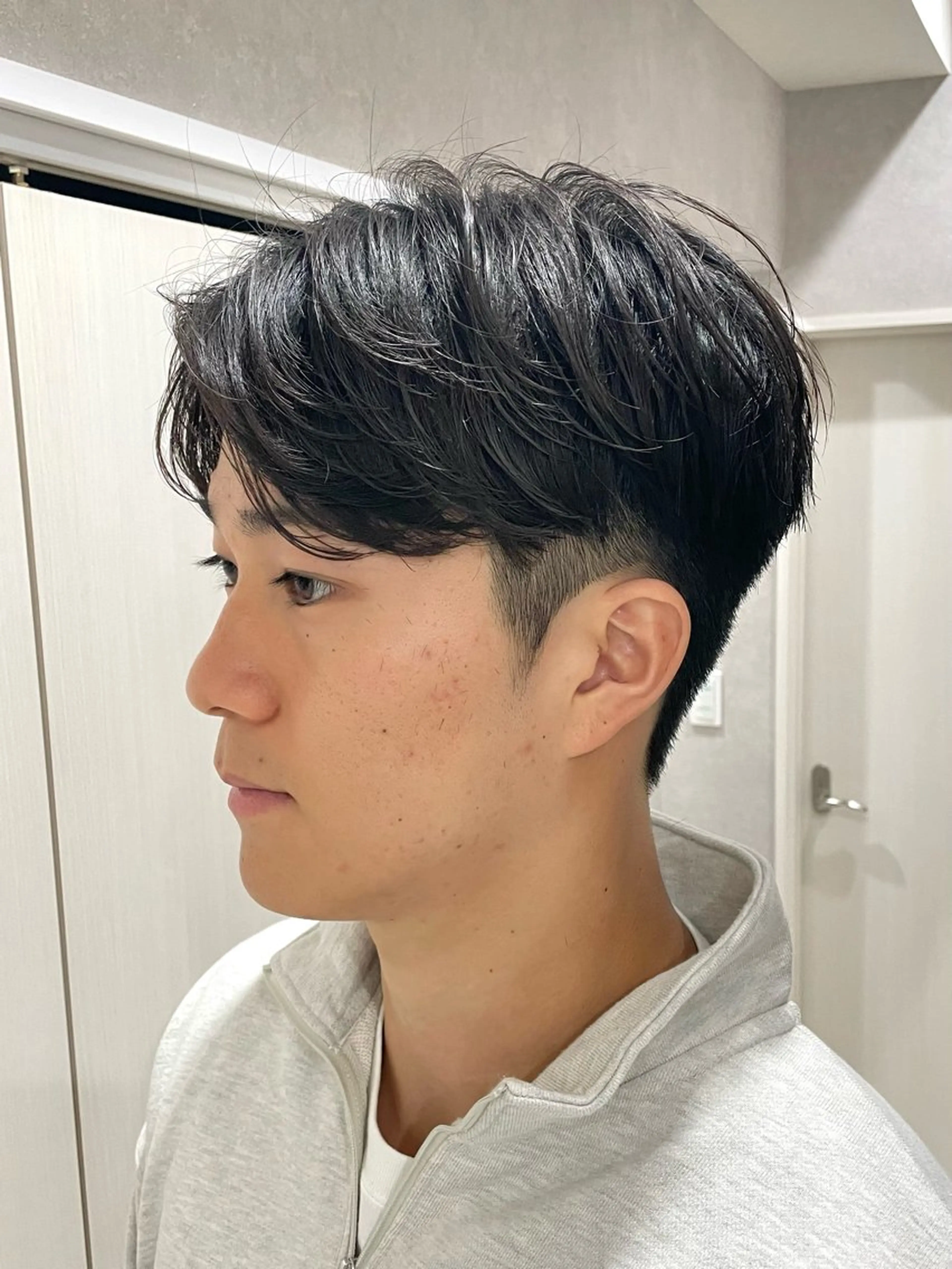 ショート カラー パーマ メンズ ビジネス センターパート メンズパーマ 刈り上げ アッシュ カット パーマ トリートメント 【東北メンズヘア1 位受賞🥇】本間祐太のヘアスタイル