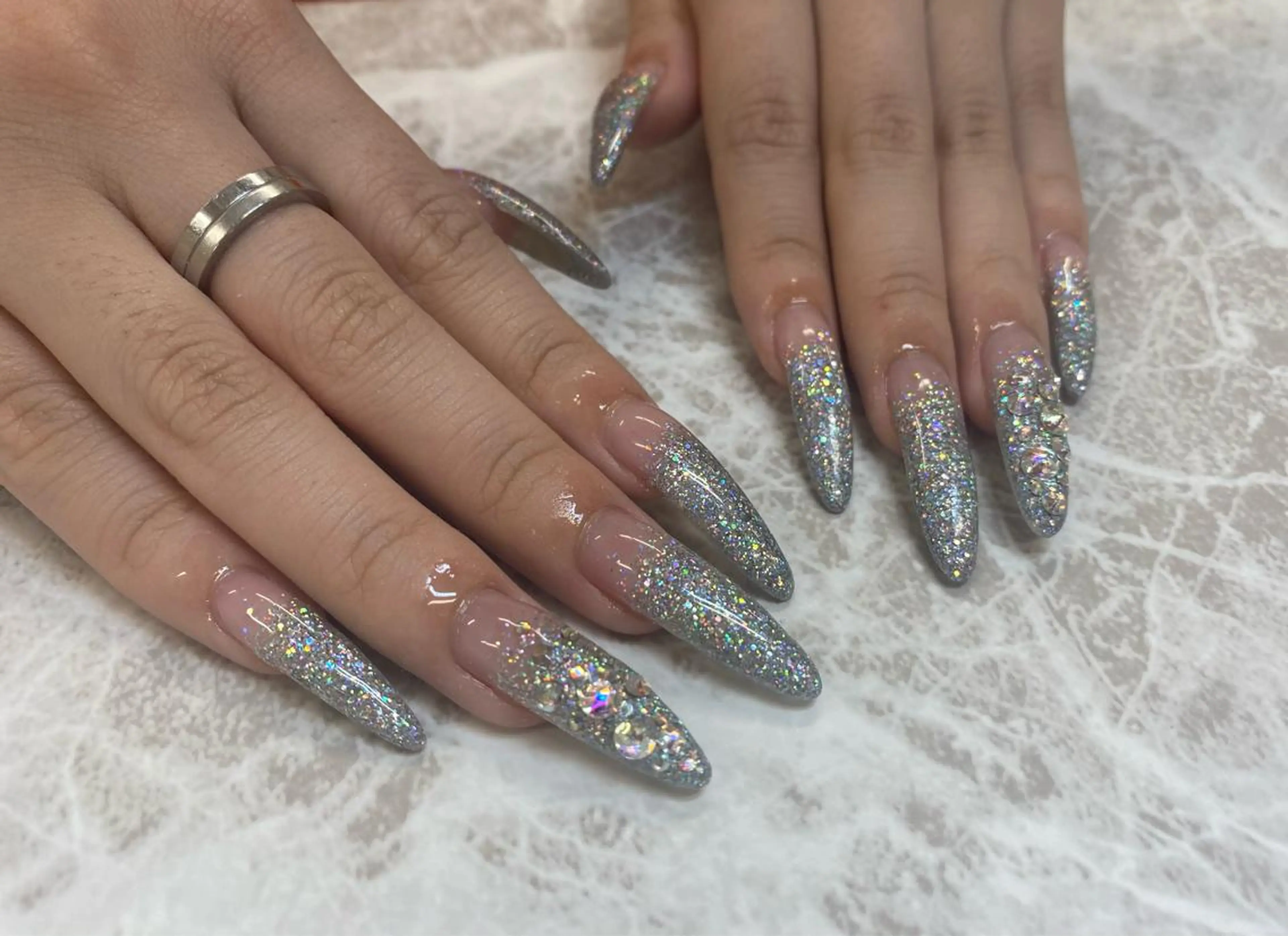 ロング ネイル ロング グラデーション キラキラネイル ラメ(グリッター) ラメグラデーション ハンドネイル salon Lilouのネイルデザイン