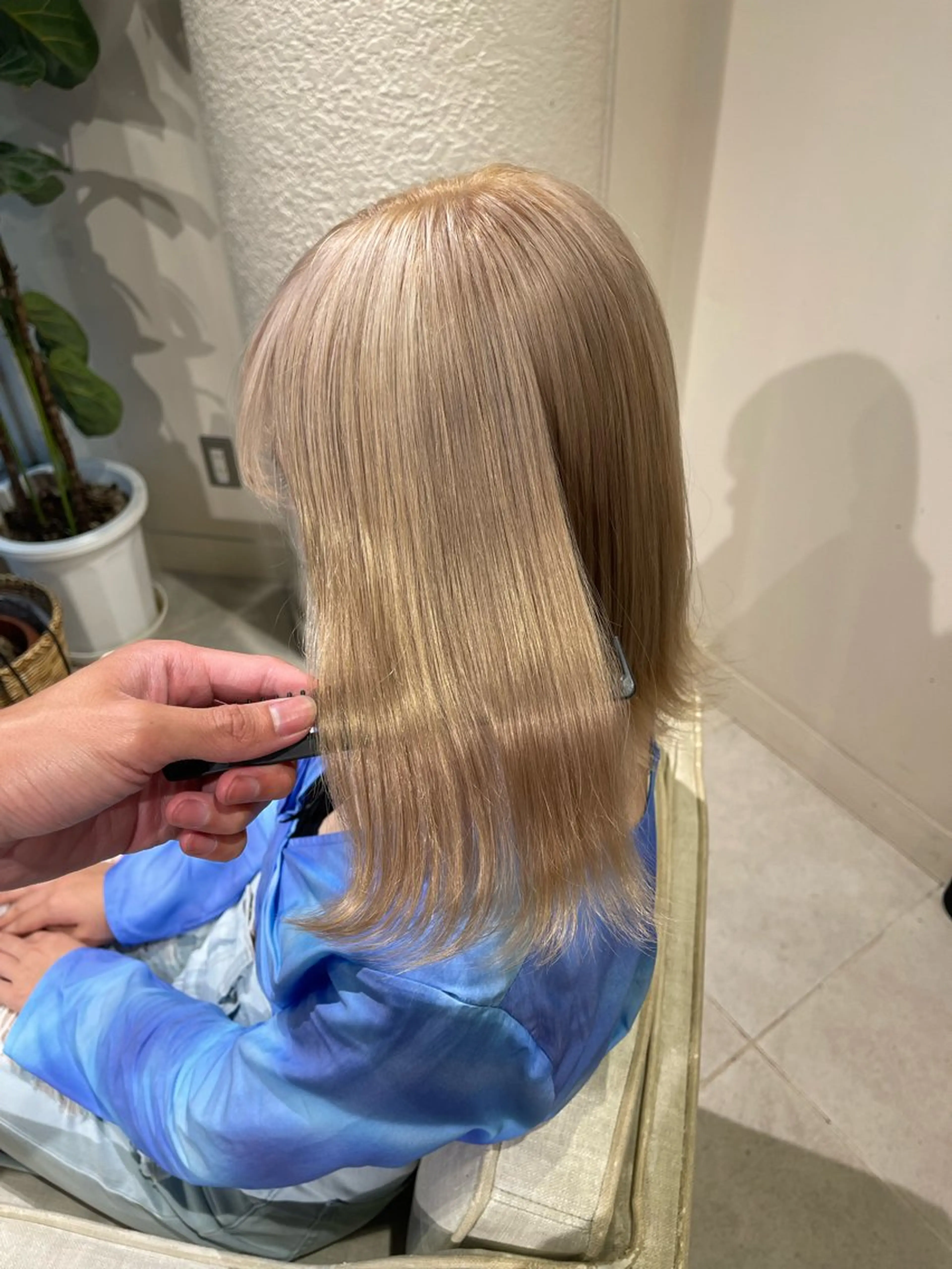 ミディアム シールエクステ くびれヘア エクステ 顔まわりレイヤー 顔周りカット ブリーチ🔥ベージュ /グレー/daikiのヘアスタイル