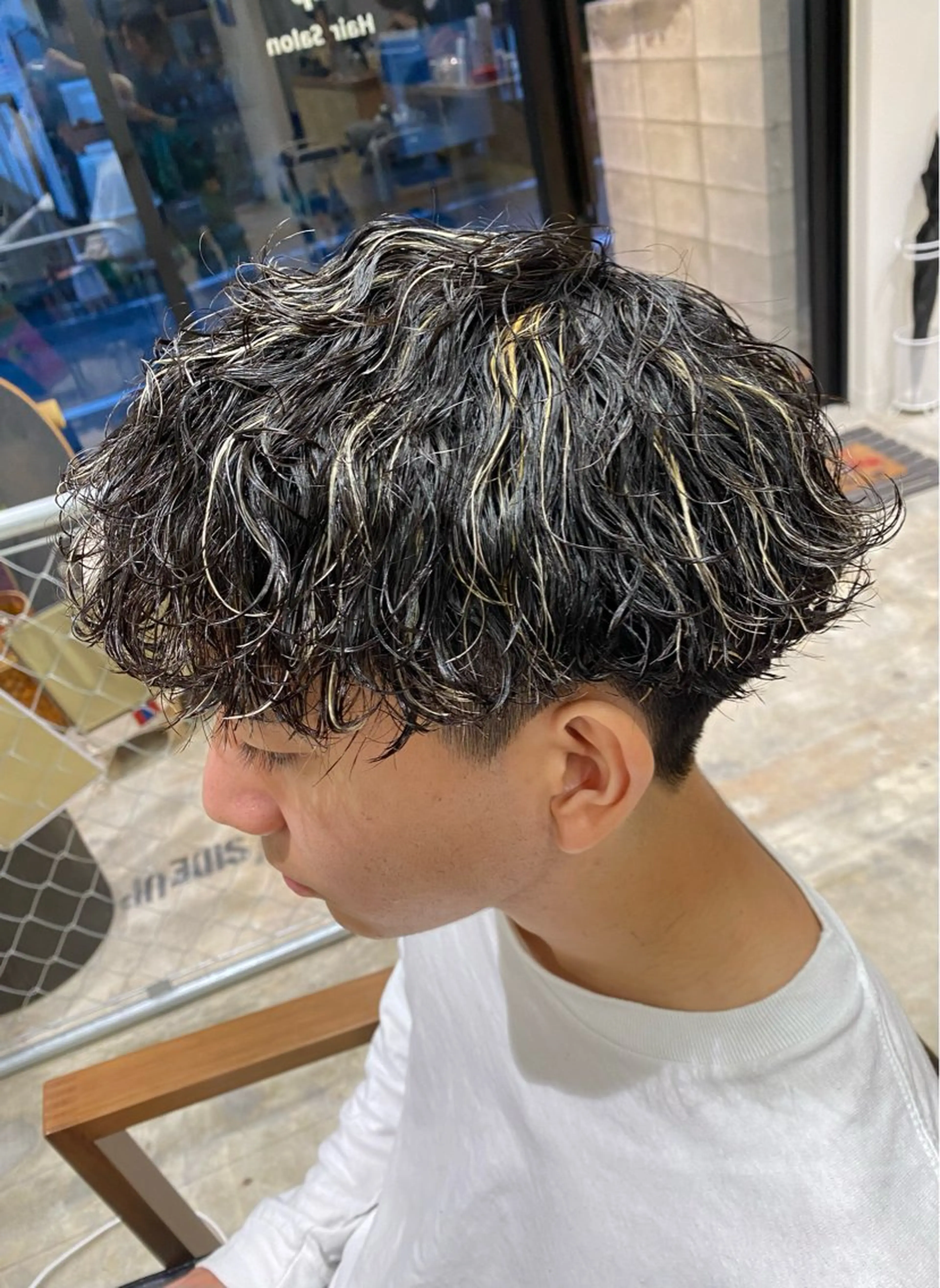 カラー パーマ メンズ メンズハイライト メンズパーマ メンズツイストパーマ 波巻きパーマ ハイライトカラー カット パーマ トリートメント 🌴パーマオタク🌴 長谷川　諒佑🌈のヘアスタイル