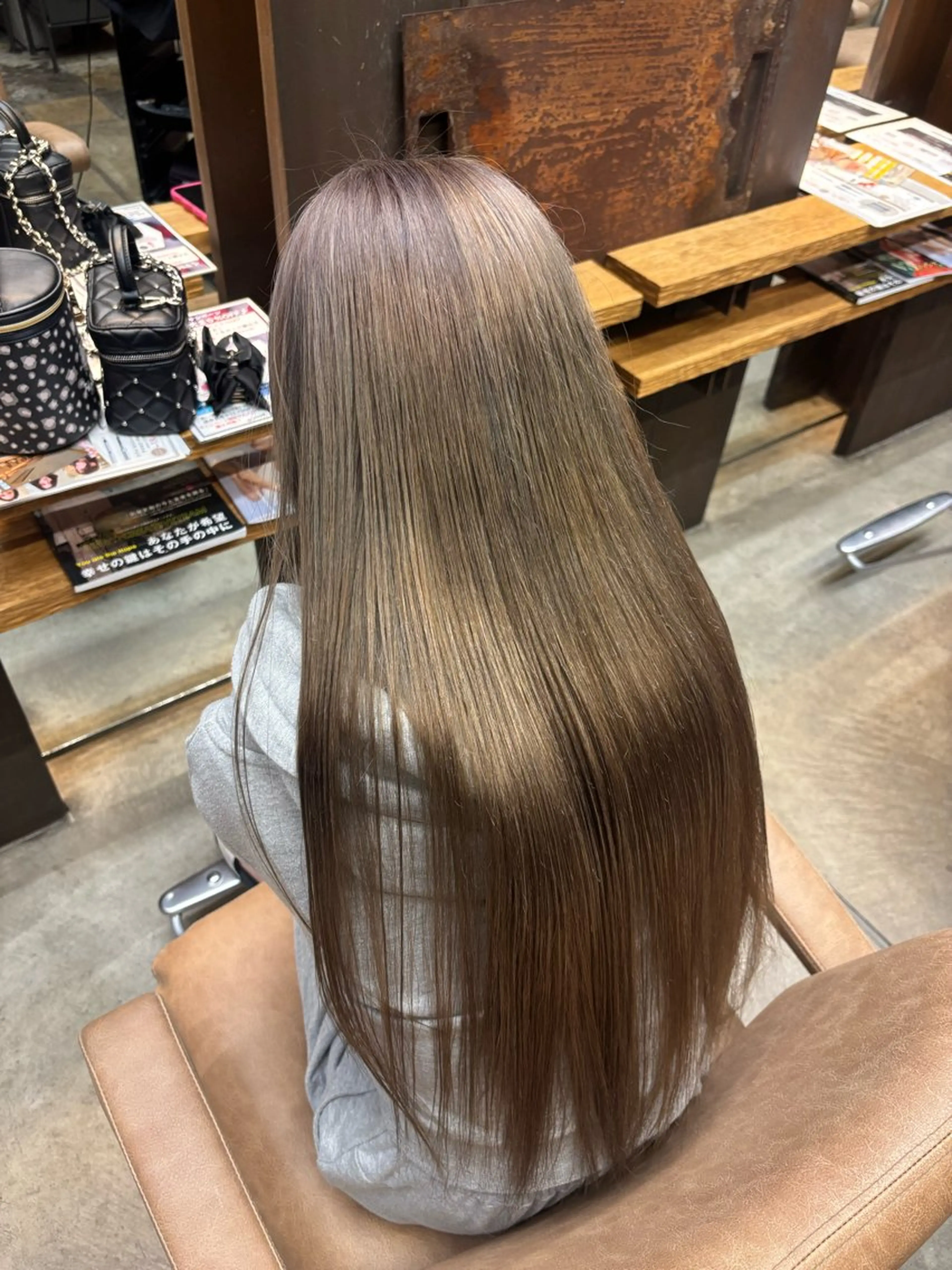 ロング カラー ベージュカラー ブリーチ ミルクティーベージュ ヘアカラー 浅井 さくらのヘアスタイル