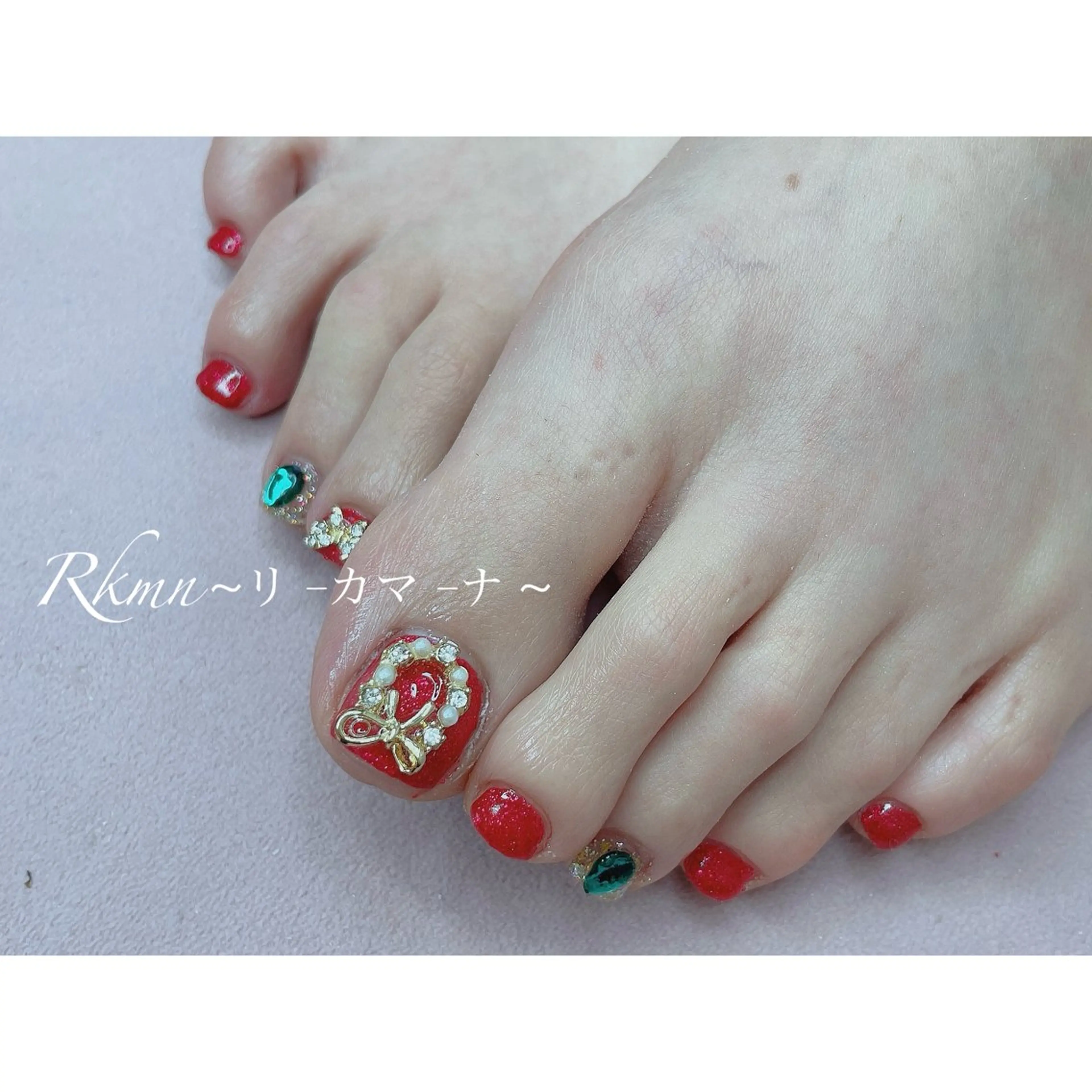 ネイル アートネイル グリーン 赤色 春ネイル 冬ネイル ハンドネイル フットネイル ハンドケア Rkmn ~リ-カマ-ナ~のネイルデザイン
