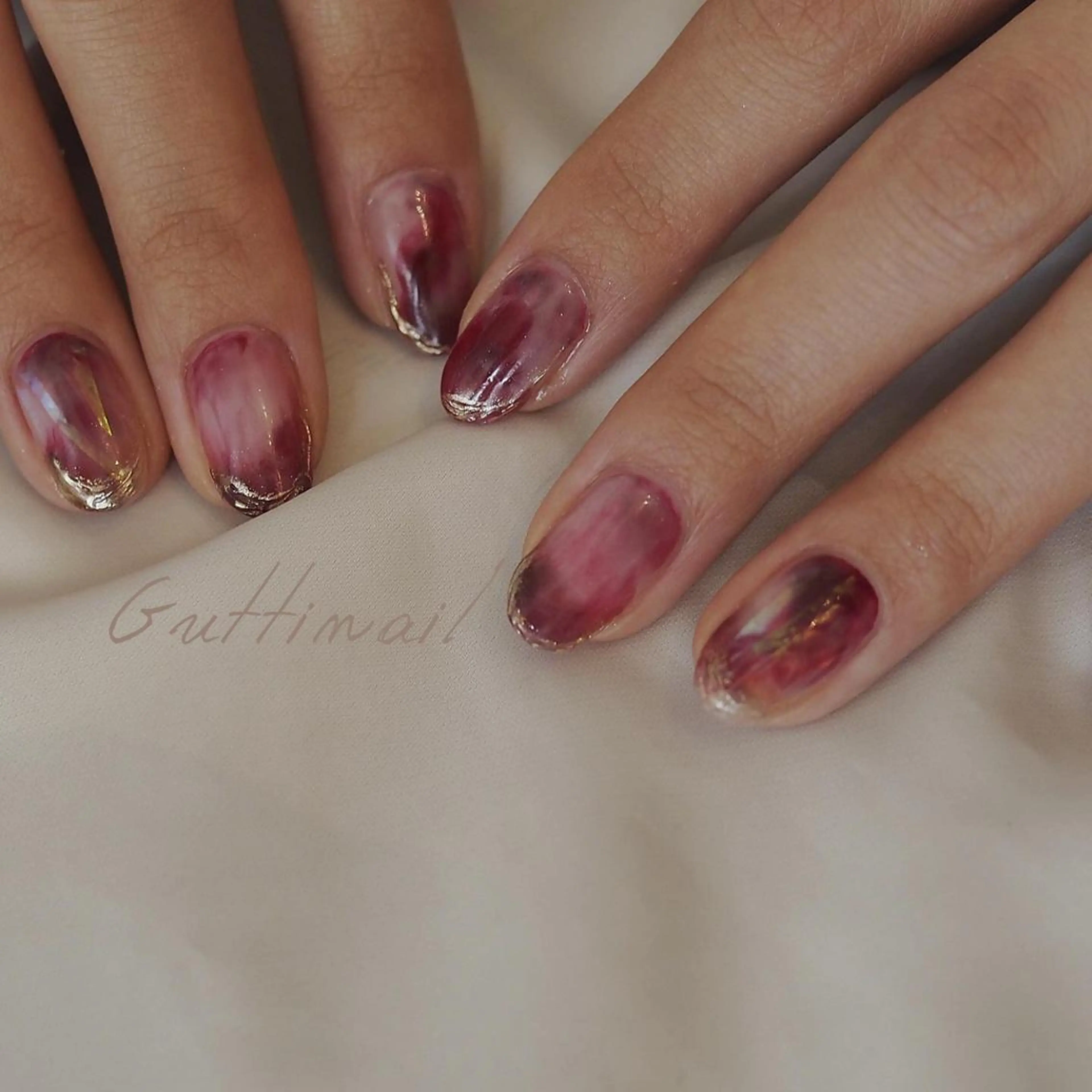 ネイル ゴールド ニュアンスネイル 赤色 セキグチ guttinailのネイルデザイン