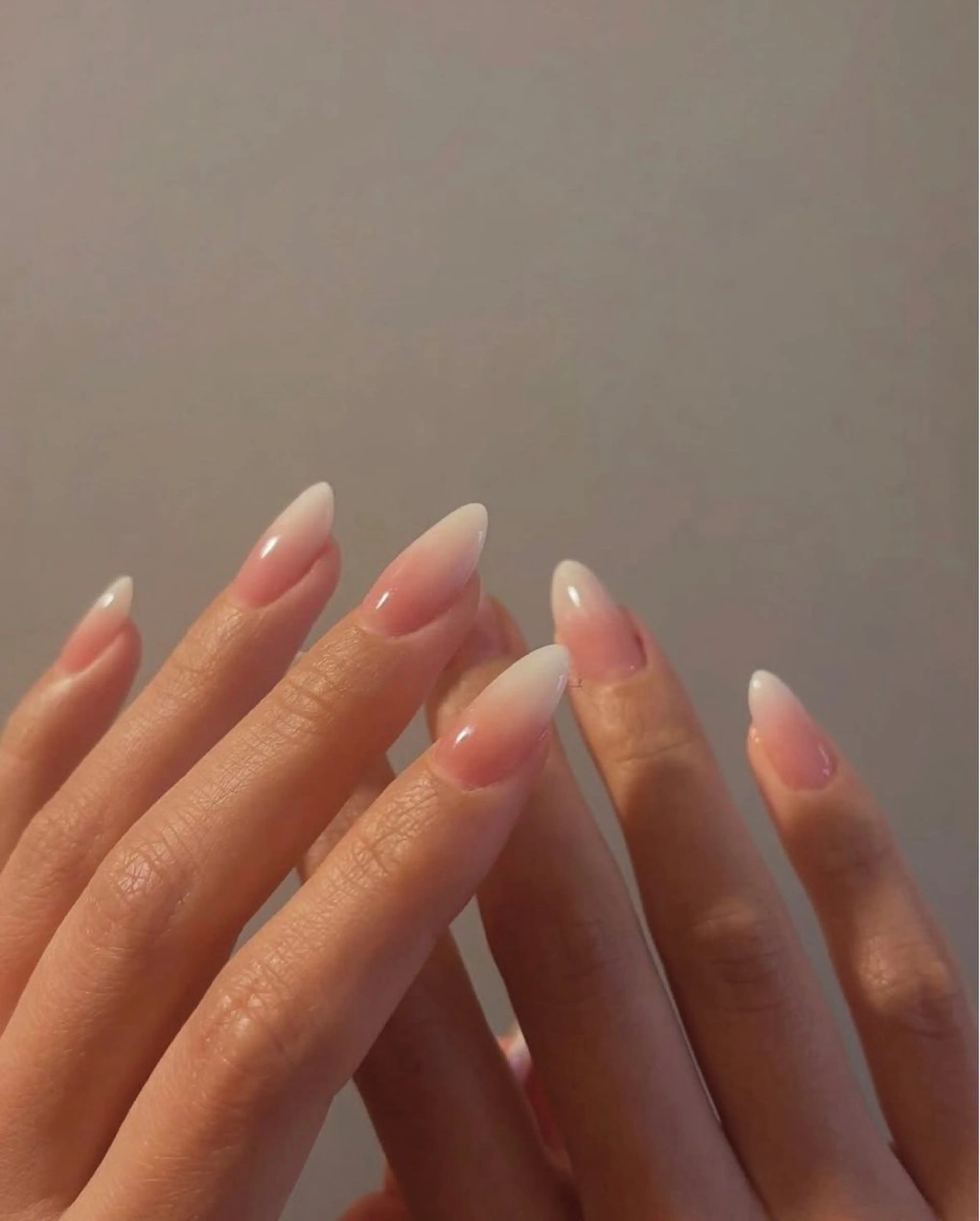 ネイル グラデーション ピンク ホワイト ハンドネイル Elio 国泰寺のネイルデザイン