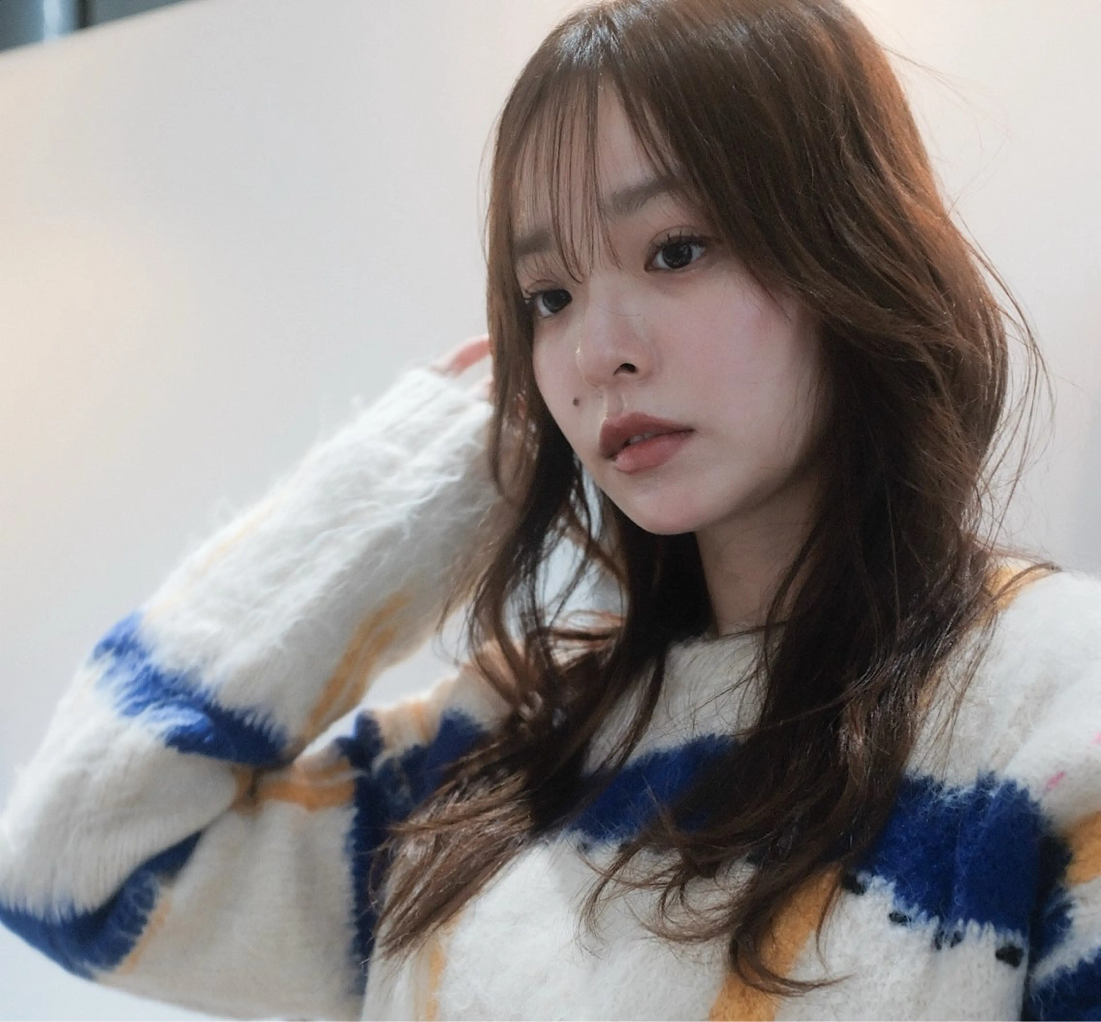セミロング カラー お団子ヘア アッシュ ミストバング ベージュカラー ブルーカラー カット ヘアカラー OPUSダブルカラー ケアブリーチのヘアスタイル