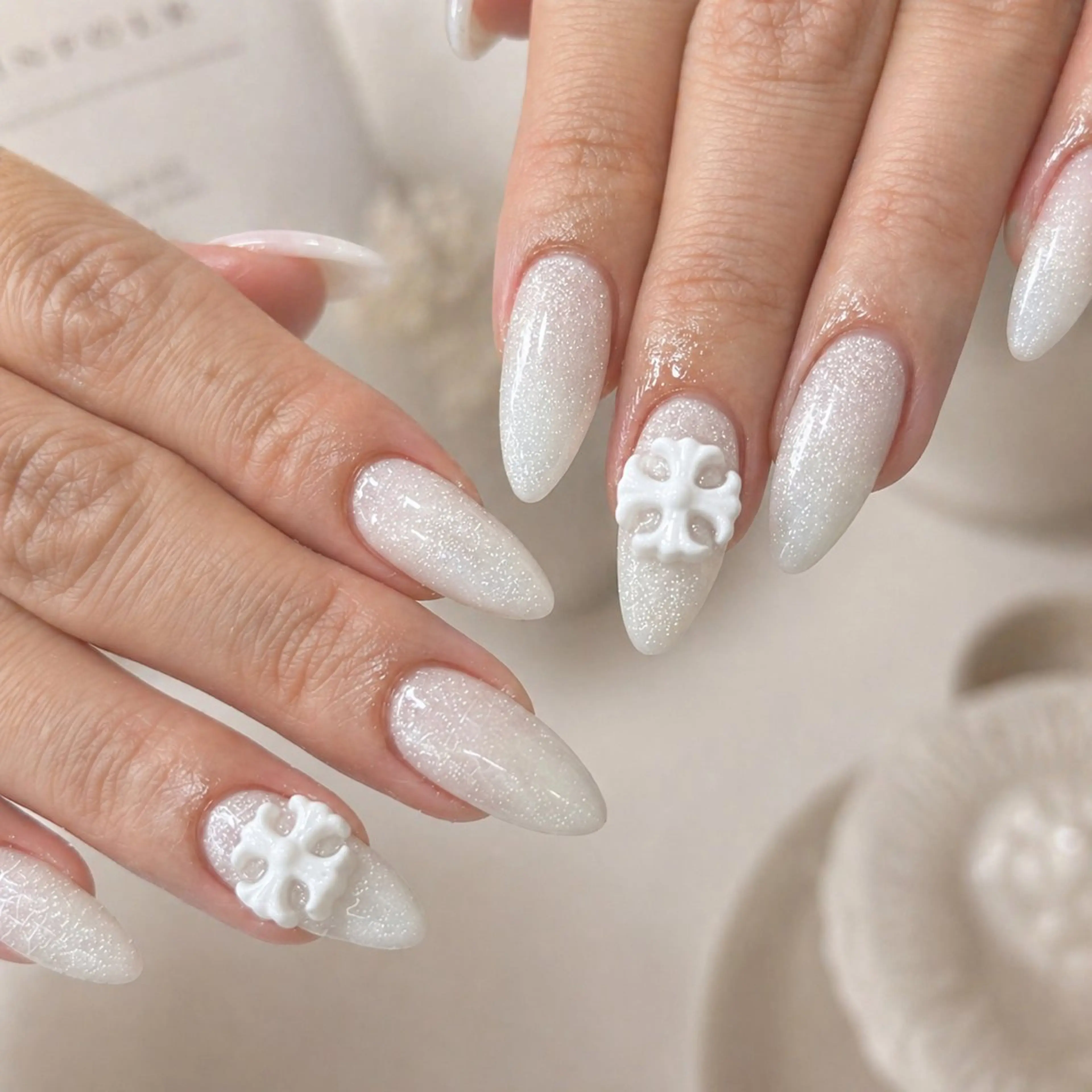 ネイル マグネットネイル ホワイト ハンドネイル FLORANZ 🫧AIRI🫧のネイルデザイン