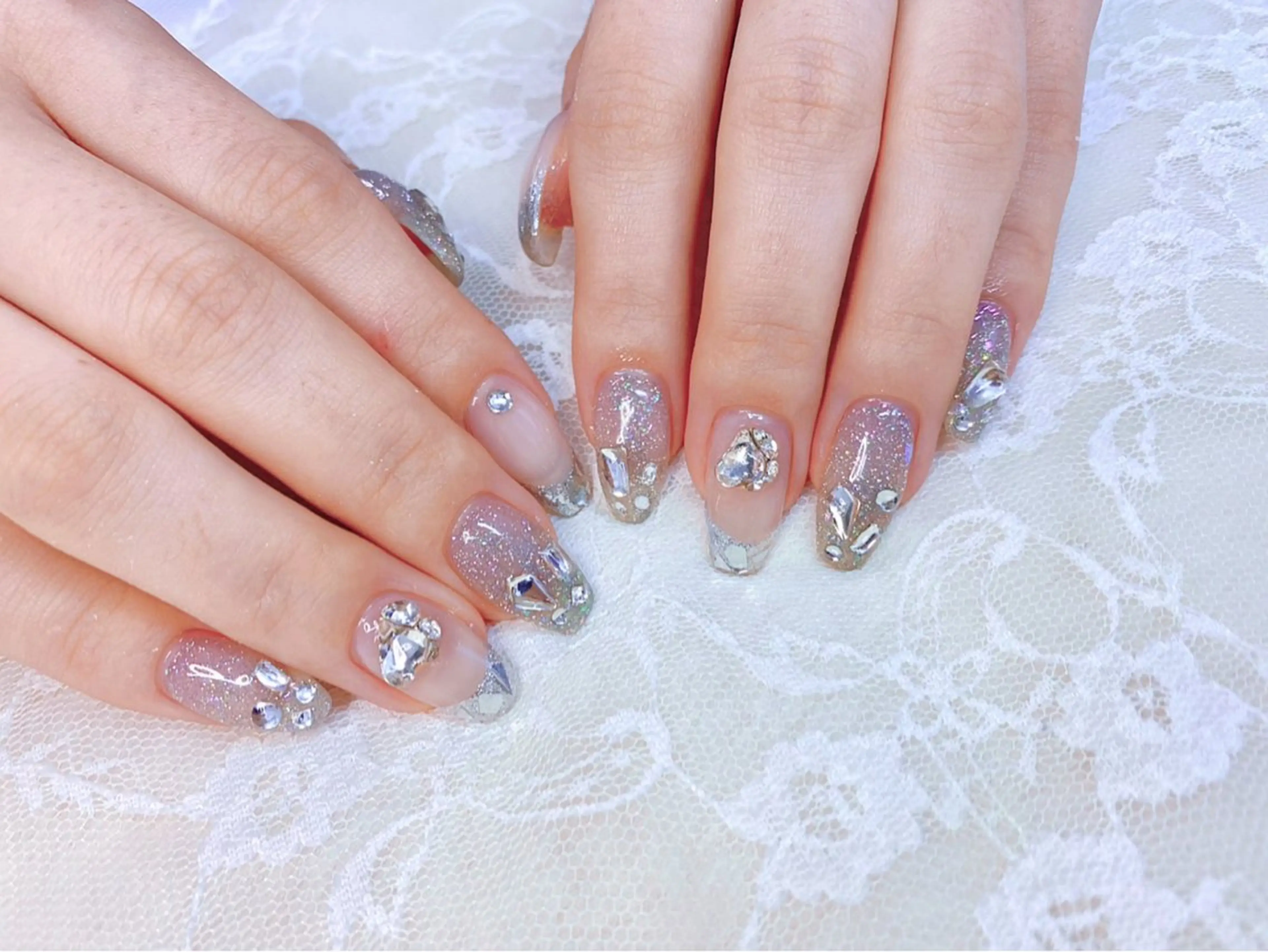 ネイル フレンチネイル ガラスフレンチ シルバー ストーンネイル ワンホンネイル ハンドネイル ハンドケア 心斎橋Salon Epokkuのネイルデザイン