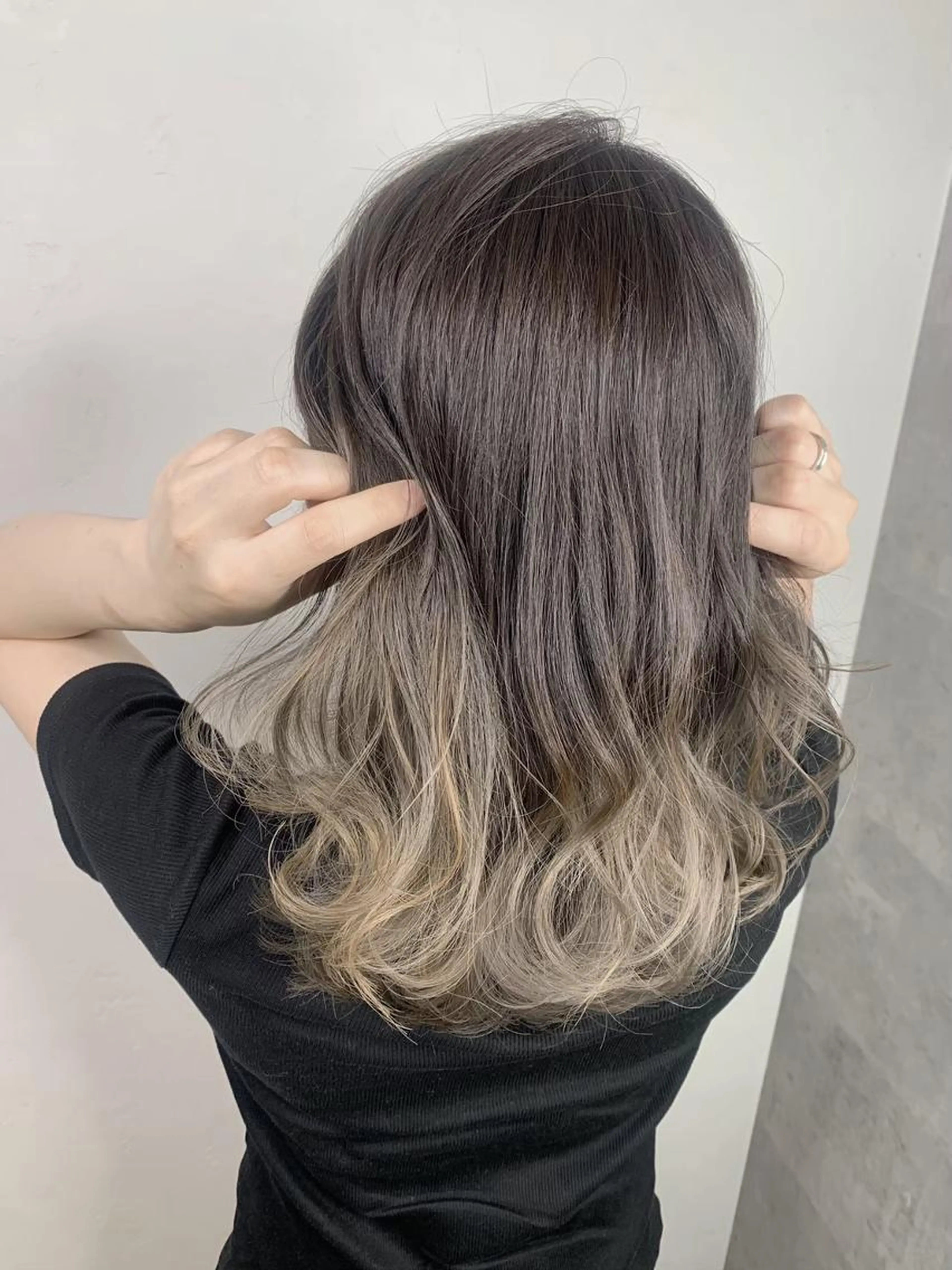 【グラデーション】カット + 中間​〜​毛先ブリーチ + フルカラー + ローズトリートメント / ¥13800の写真