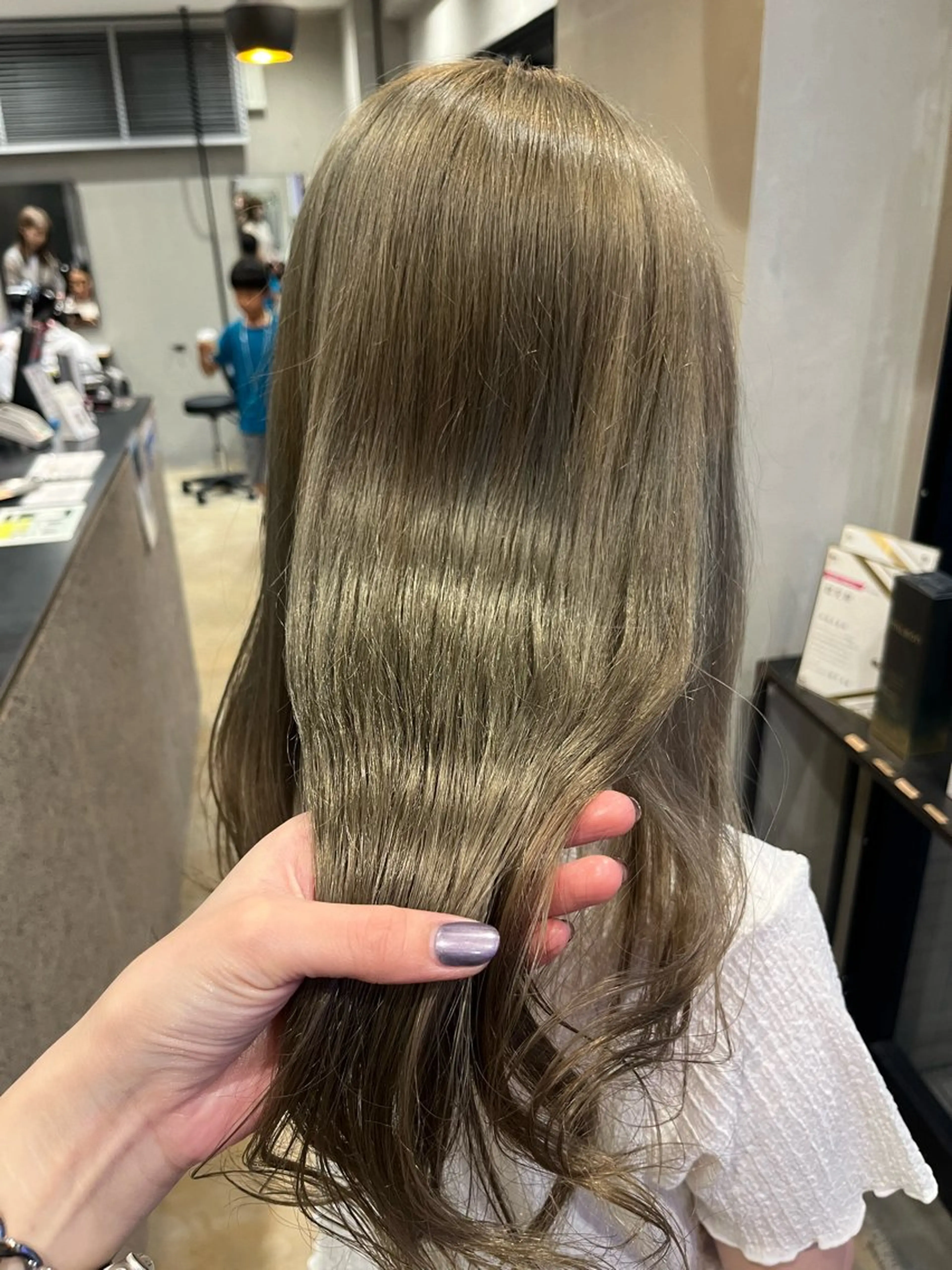 ロング カラー ヘアアレンジ ブリーチ グレージュ ミルクティーグレージュ みわ/博多 ブリーチ/メンズヘアのヘアスタイル