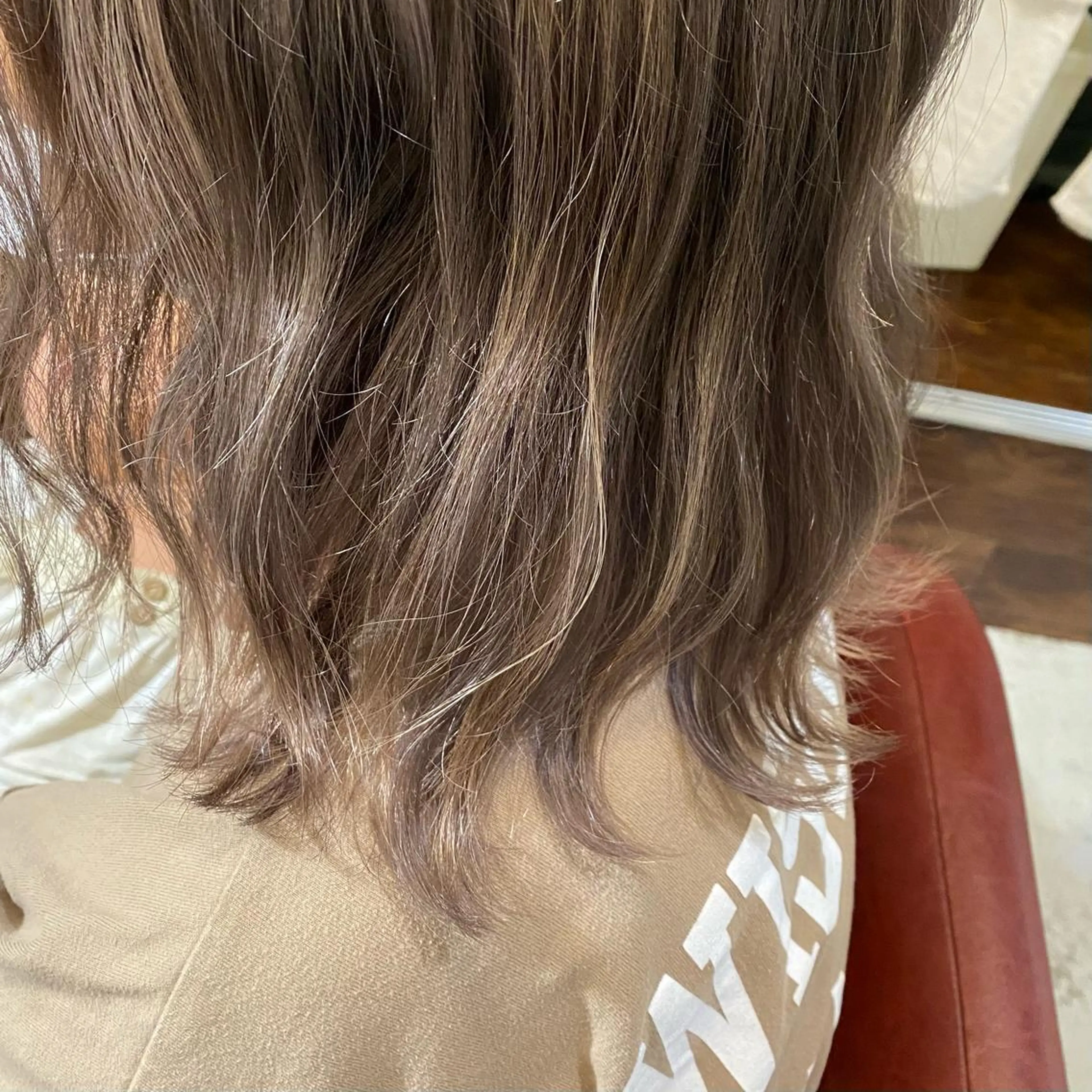 ミディアム カラー ブリーチ グレージュ 岡村 玲奈のヘアスタイル