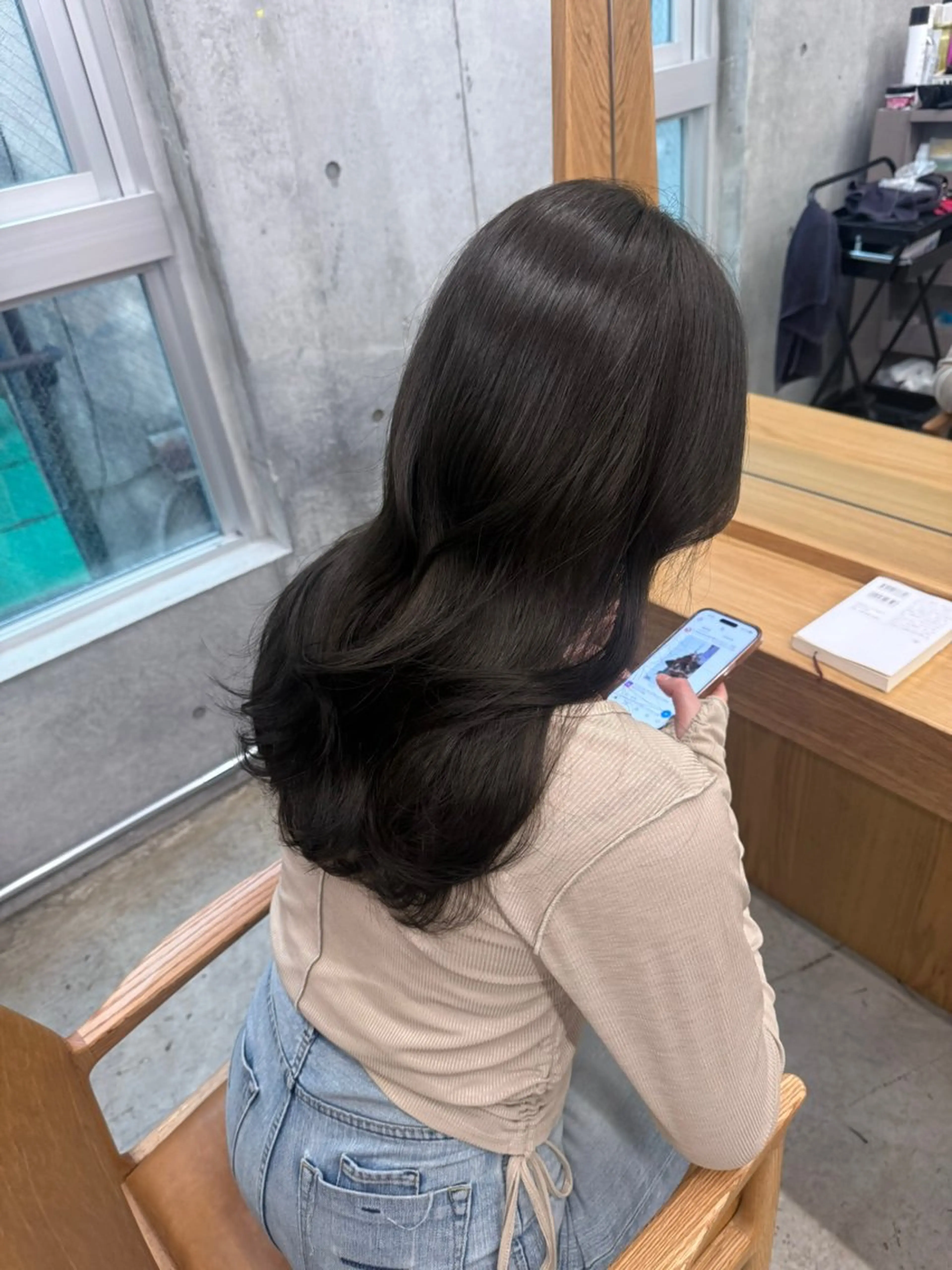 ロング カラー ロングレイヤー アッシュ ベージュカラー ブリーチ 透明感カラー カット ヘアカラー トリートメント 誰より丁寧なカット/ 小林輝/レイヤーのヘアスタイル