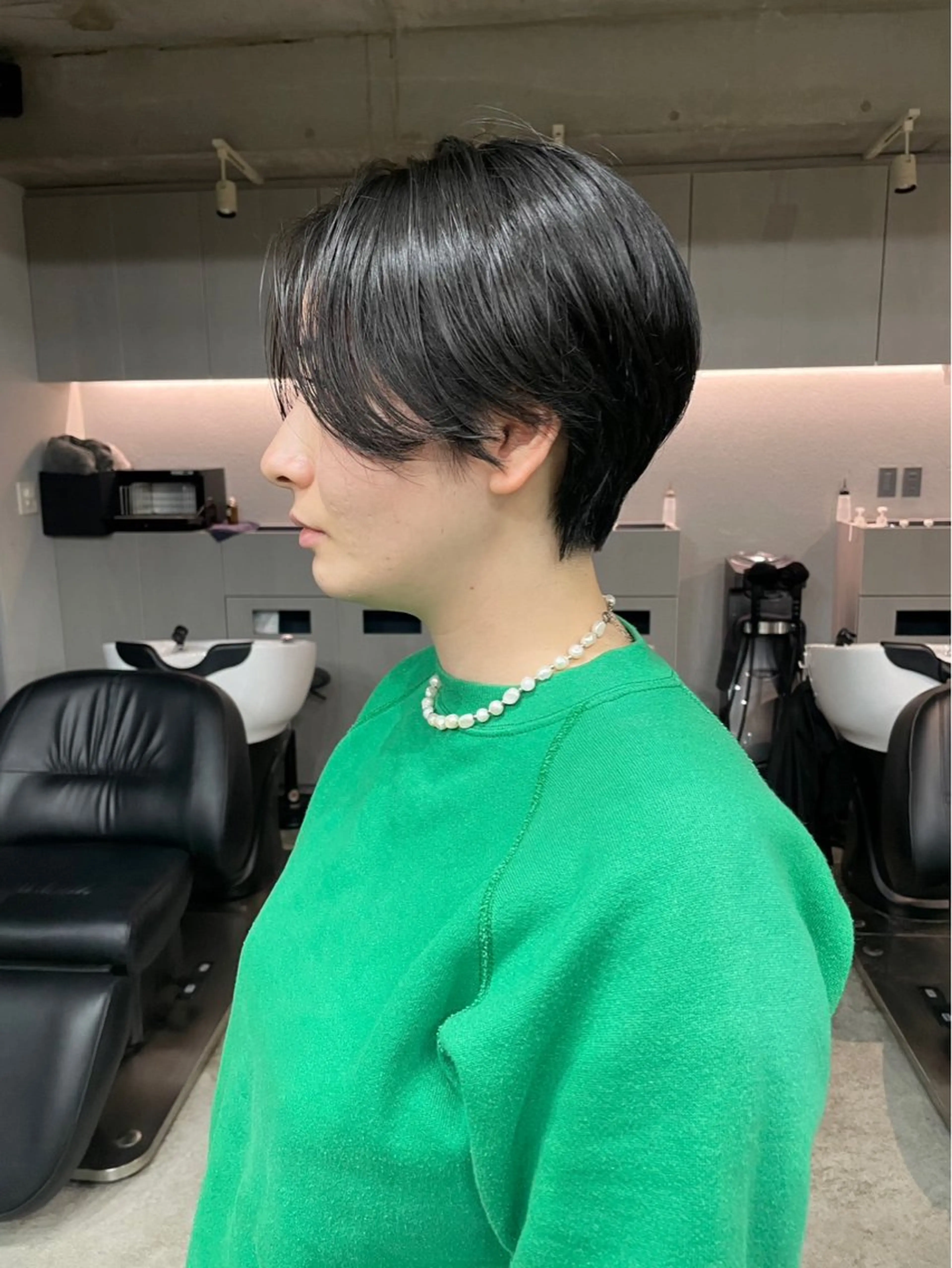 ショート カラー 曲がる縮毛矯正 センターパートのヘアスタイル